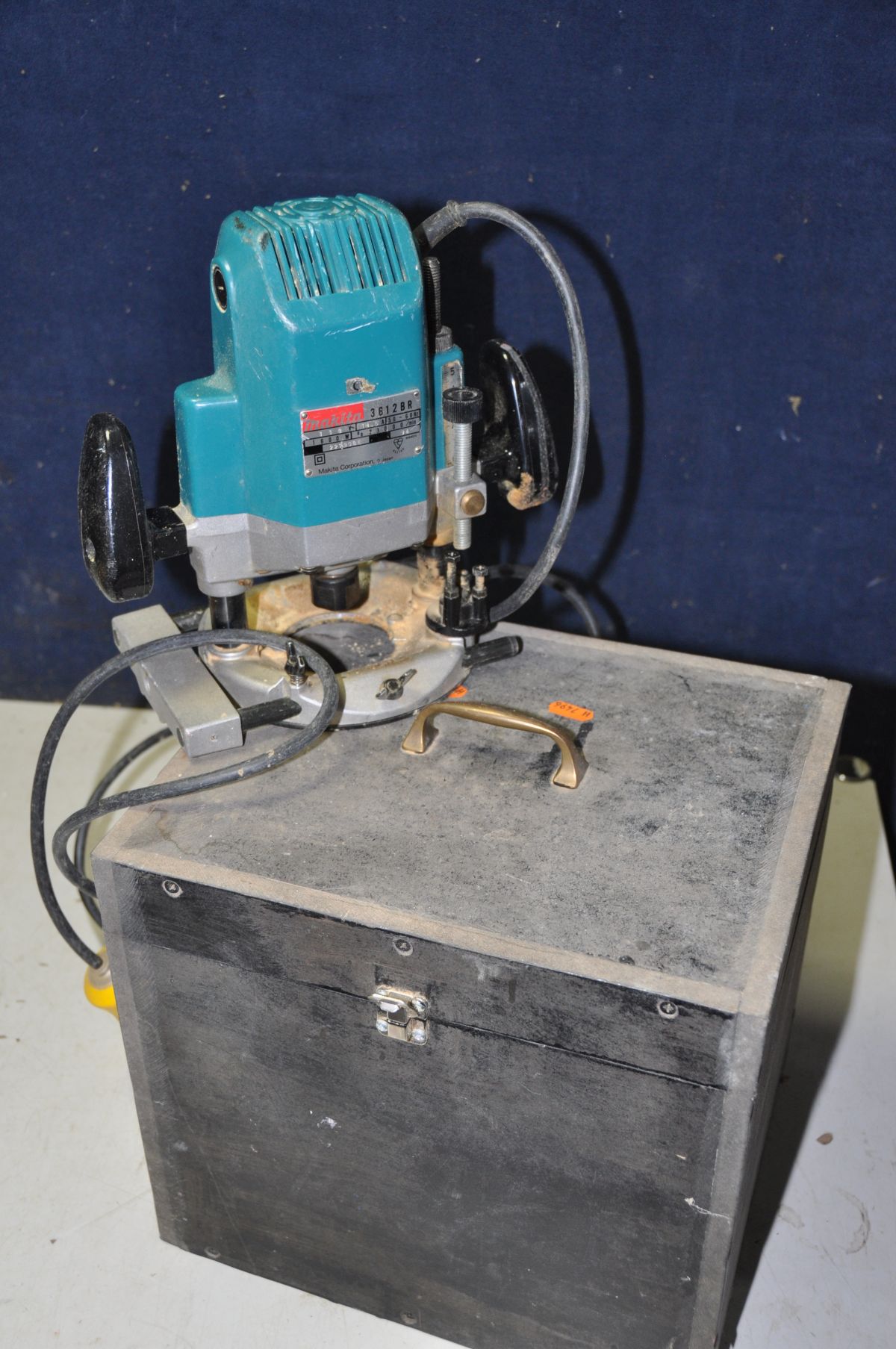 A MAKITA 3612BR PLUNGE ROUTER (UNTESTED due to plug type) - Image 2 of 4
