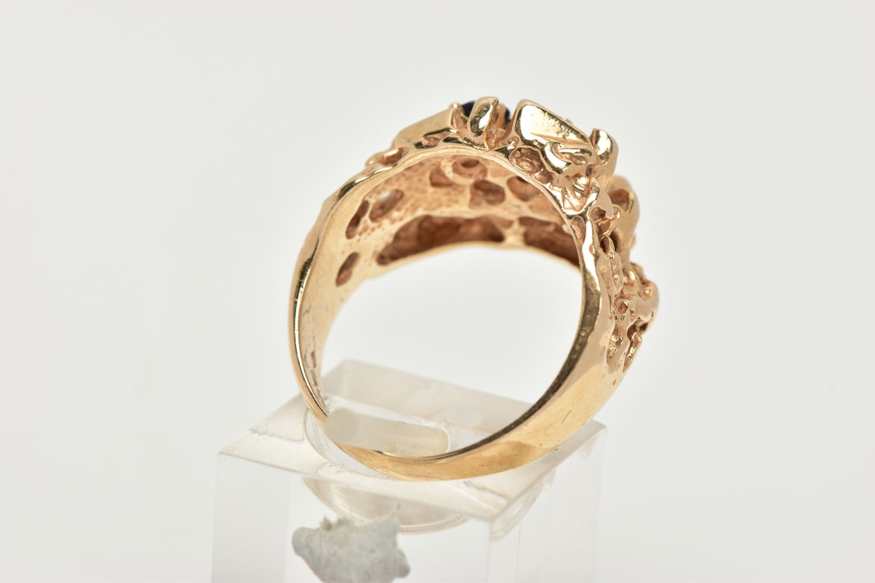 A YELLOW METAL ABSTRACT DRESS RING, an open work textured ring set with three circular cut blue - Image 3 of 4