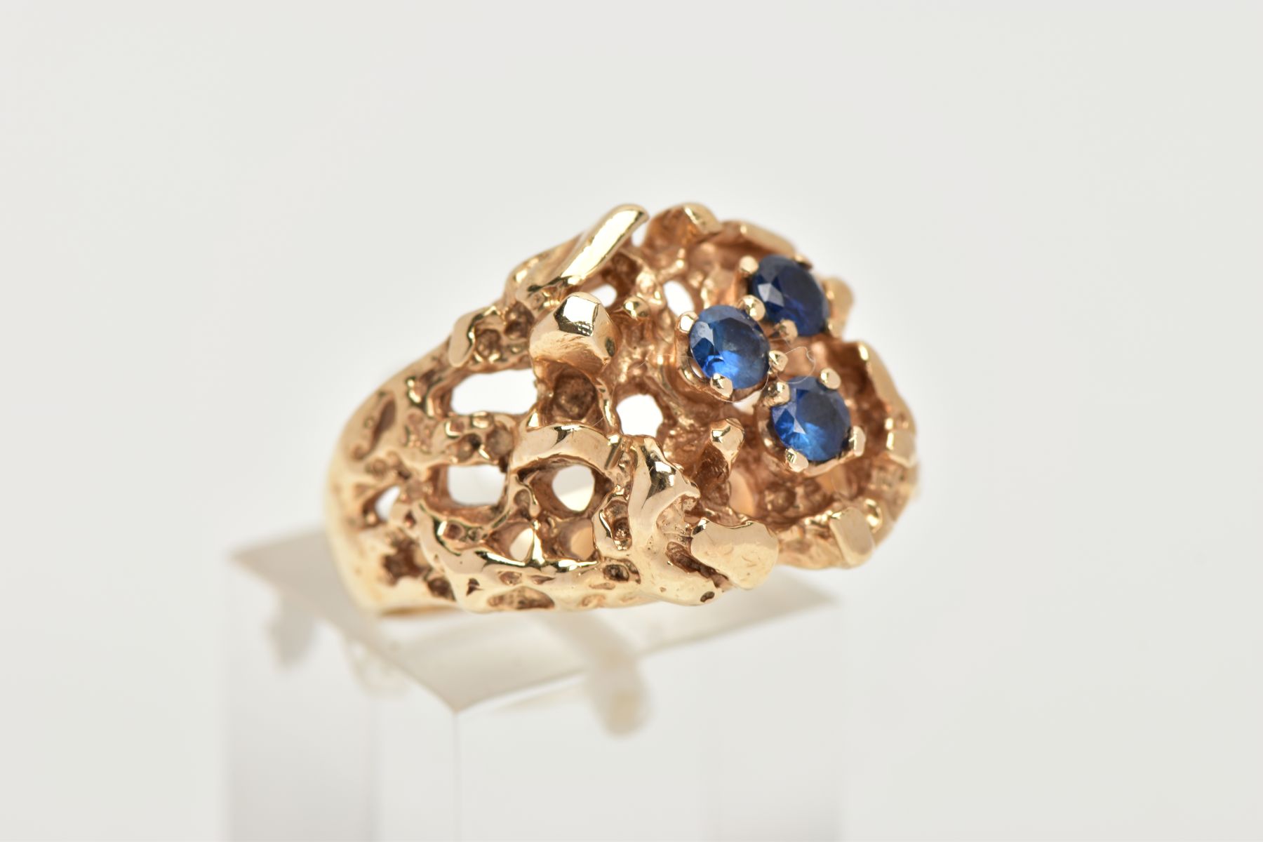 A YELLOW METAL ABSTRACT DRESS RING, an open work textured ring set with three circular cut blue - Image 4 of 4