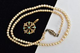 AN EARLY 20TH CENTURY 15CT GOLD PENDANT AND STRING OF CULTURED PEARLS, a yellow gold open work