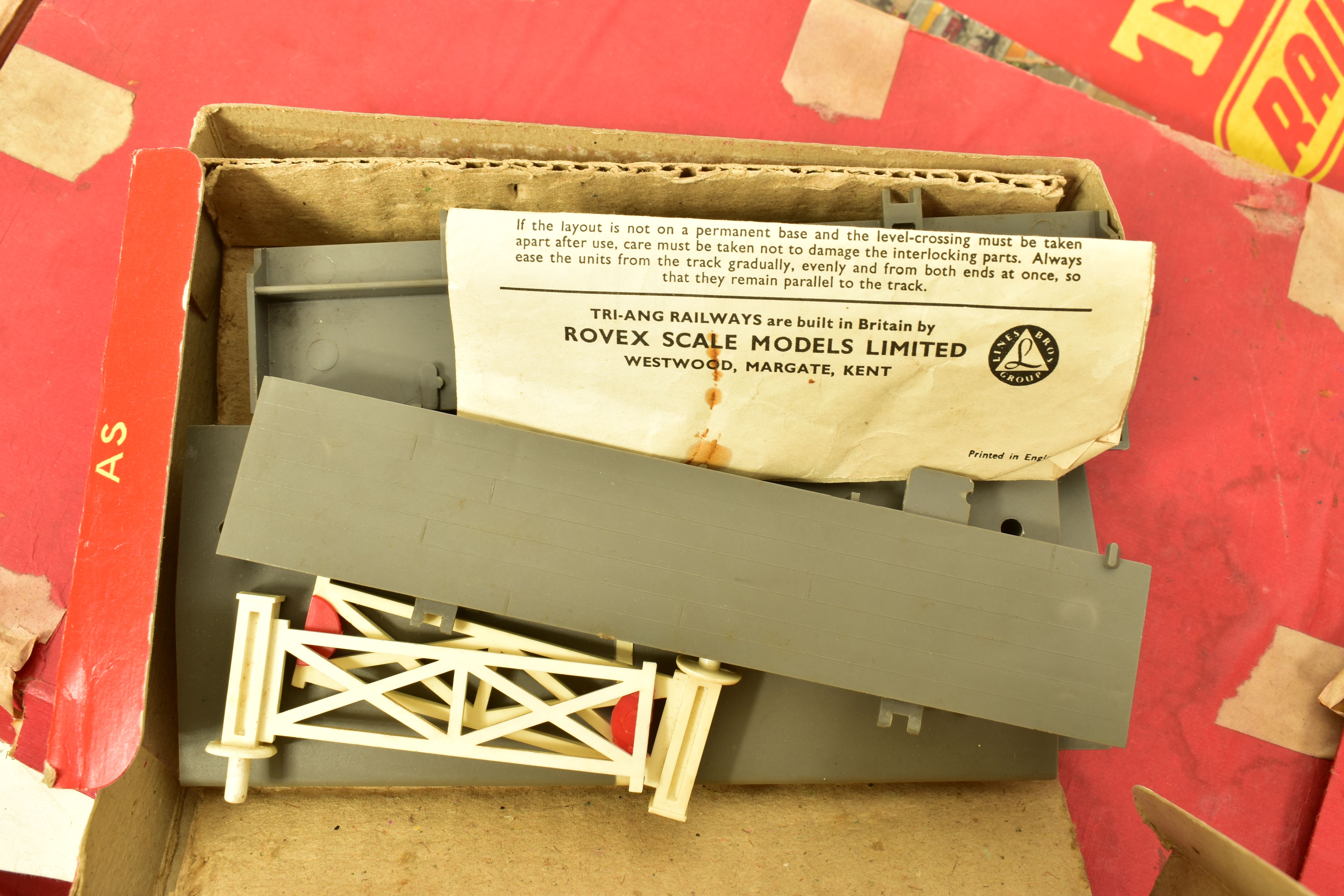 A QUANTITY OF BOXED TRI-ANG OO GAUGE MODEL RAILWAY ITEMS, to include R1X train set, comprising - Image 7 of 18