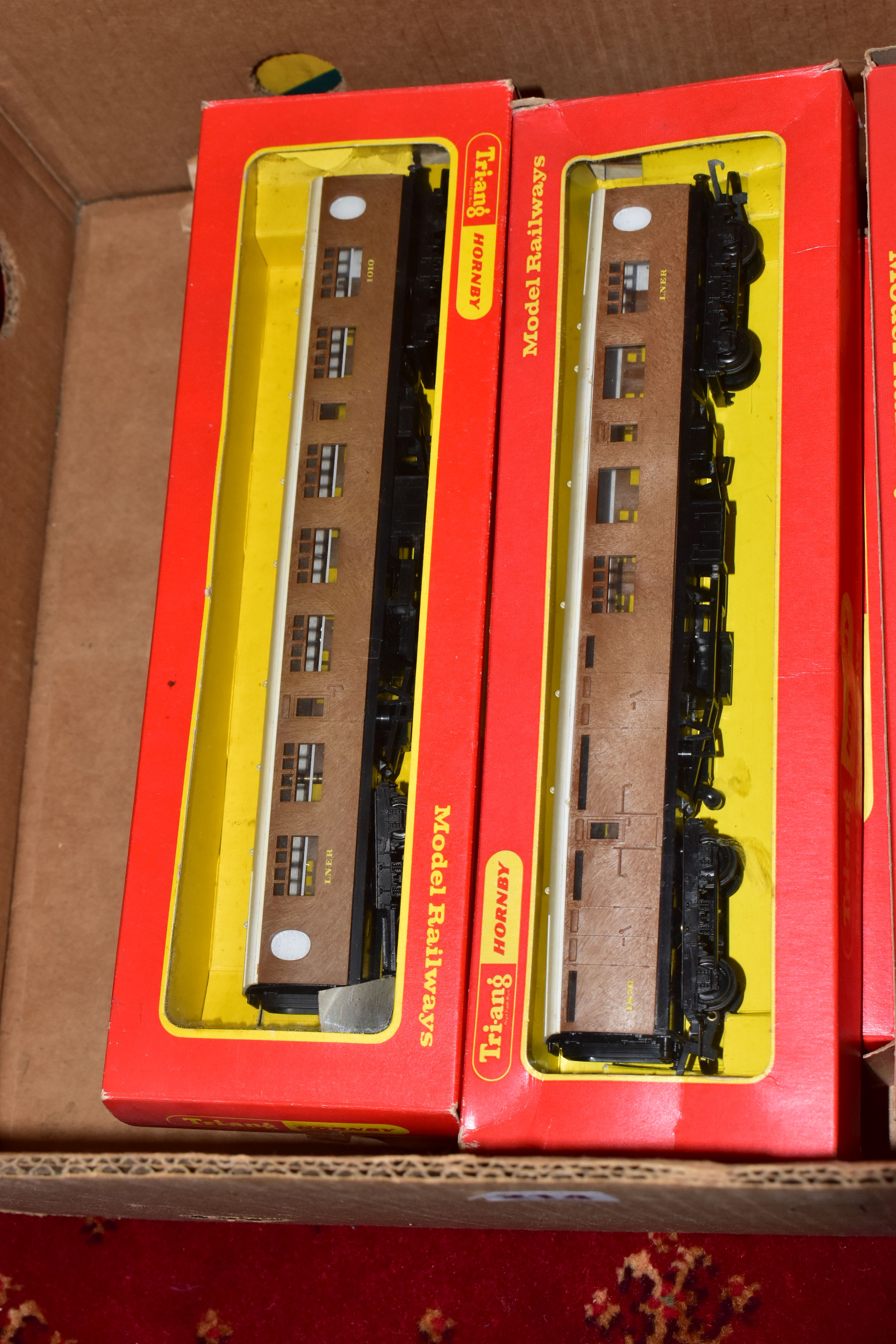 A QUANTITY OF MAINLY BOXED OO GAUGE MODEL RAILWAY ROLLING STOCK, to include boxed Tri-ang Wrenn - Image 2 of 14