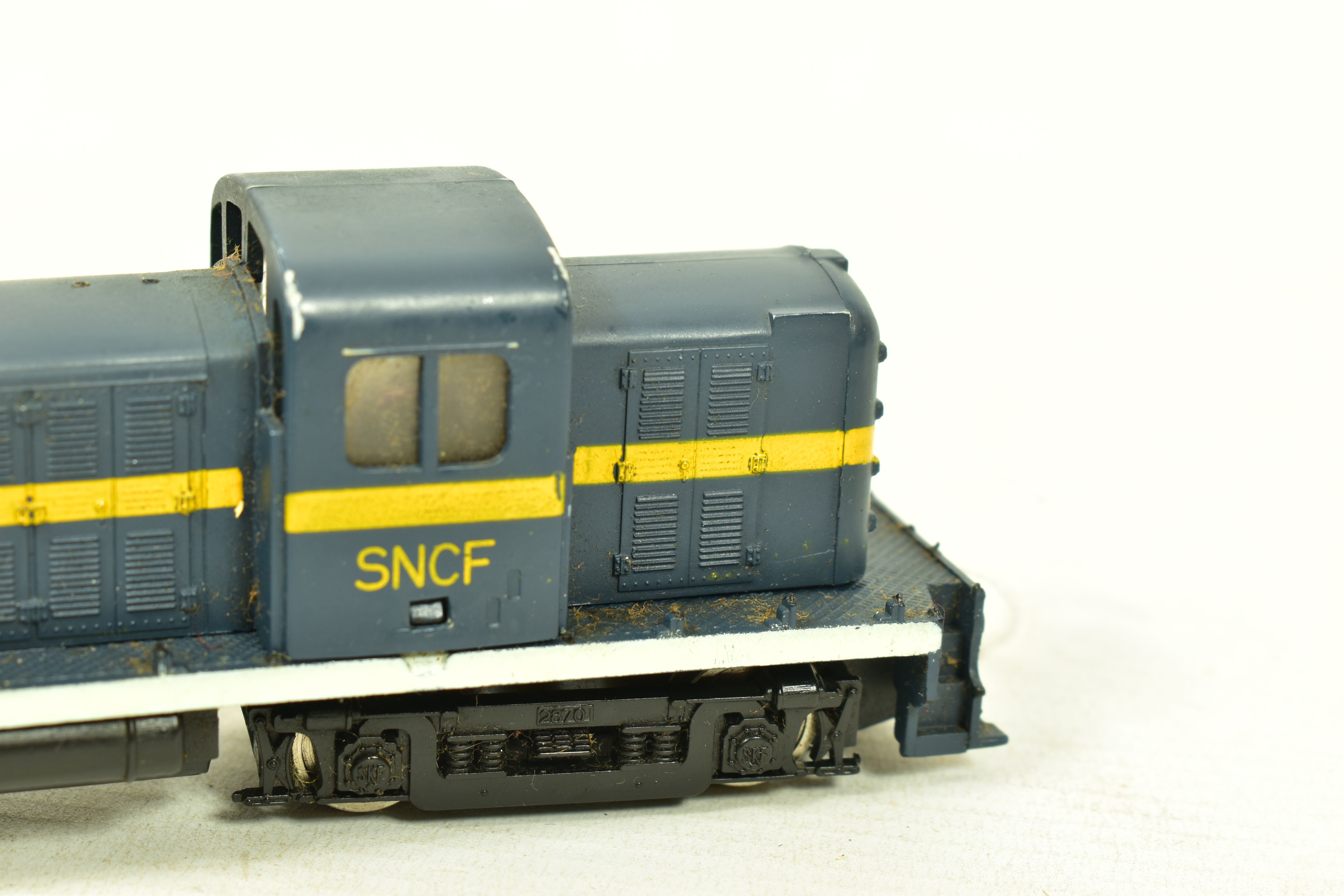 FOUR BOXED HO GAUGE S.N.C.F. LOCOMOTIVES, 2 x Jouef BB No.67001, red livery (P841), BB No.13001, - Image 7 of 9