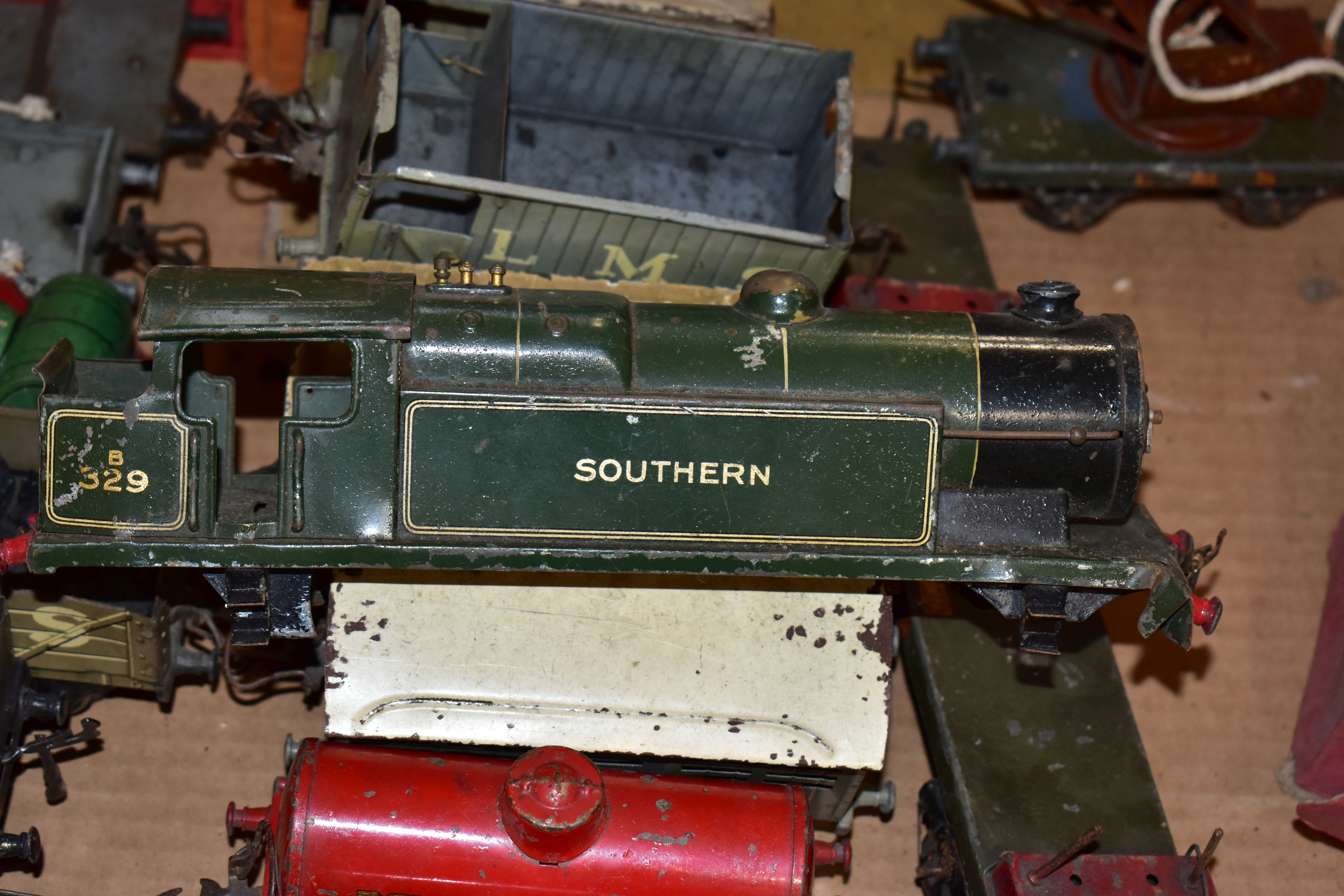 A QUANTITY OF UNBOXED AND ASSORTED O GAUGE MODEL RAILWAY ITEMS, to include damaged bodyshell only - Image 8 of 22