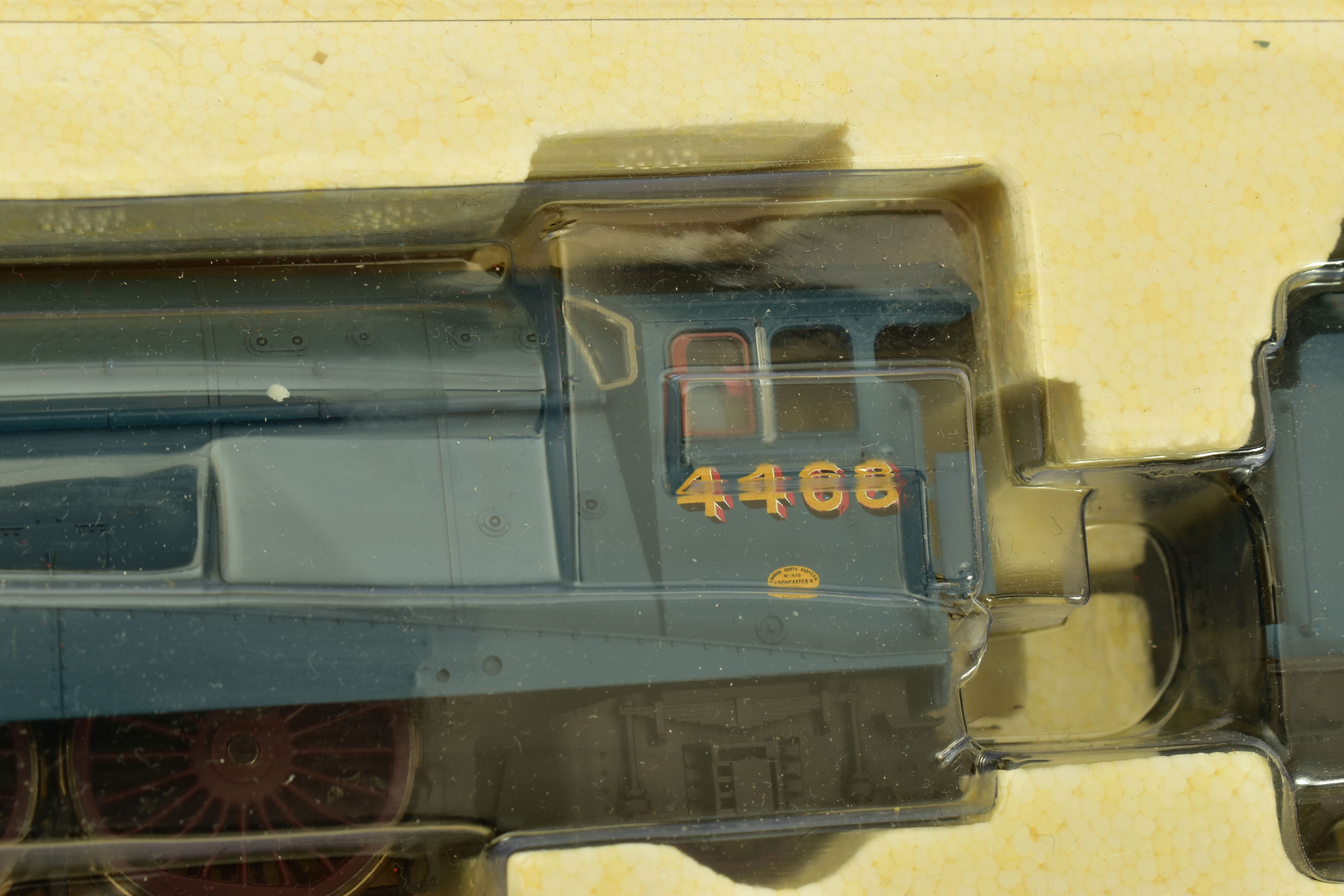 A BOXED HORNBY RAILWAYS OO GAUGE A4 CLASS LOCOMOTIVE AND TENDER, 'Mallard' No.4468, L.N.E.R. blue - Image 4 of 8