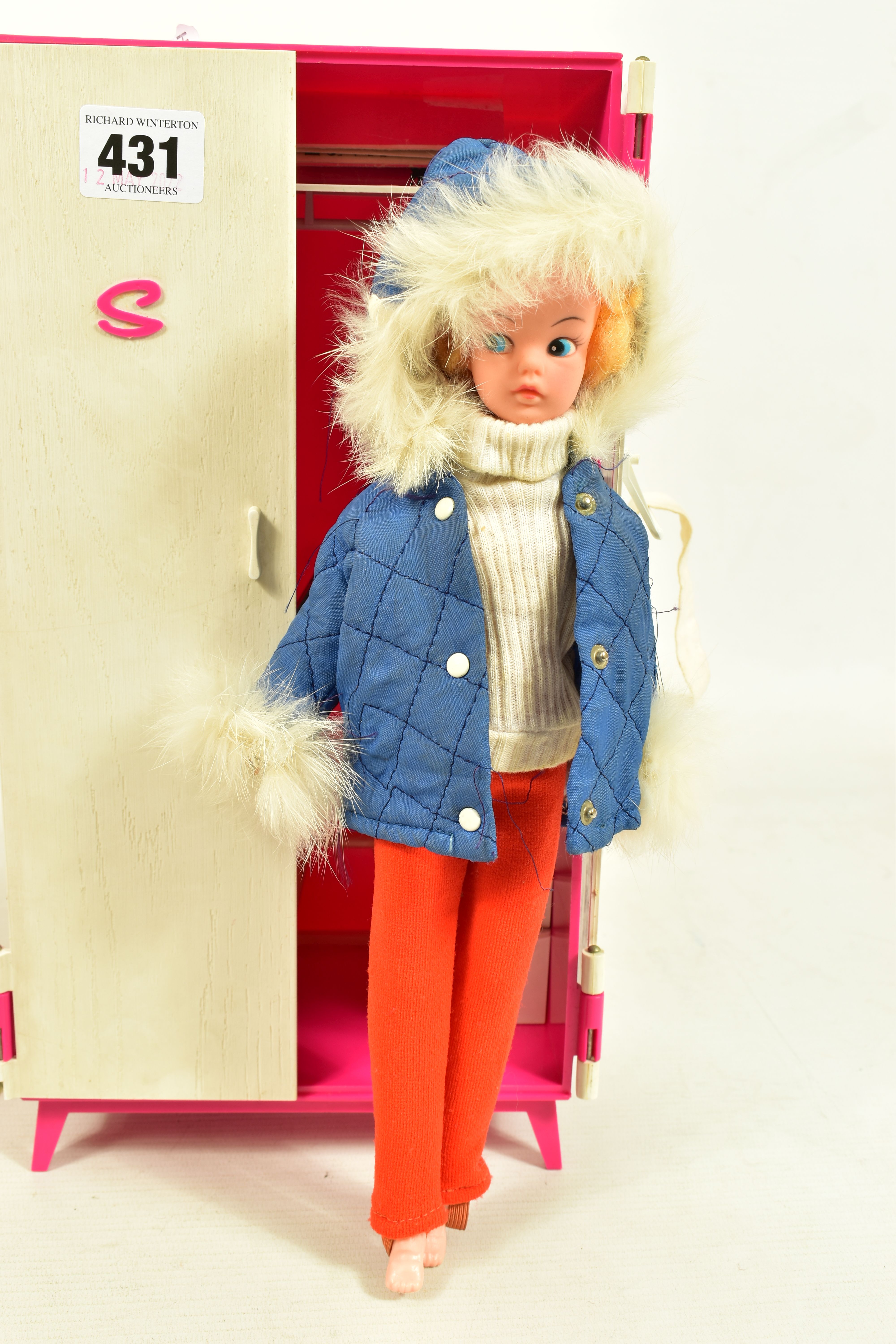 A BOXED SINDY'S OWN WARDROBE, appears complete and in fairly good condition, with Sindy Set and Hair - Image 2 of 7