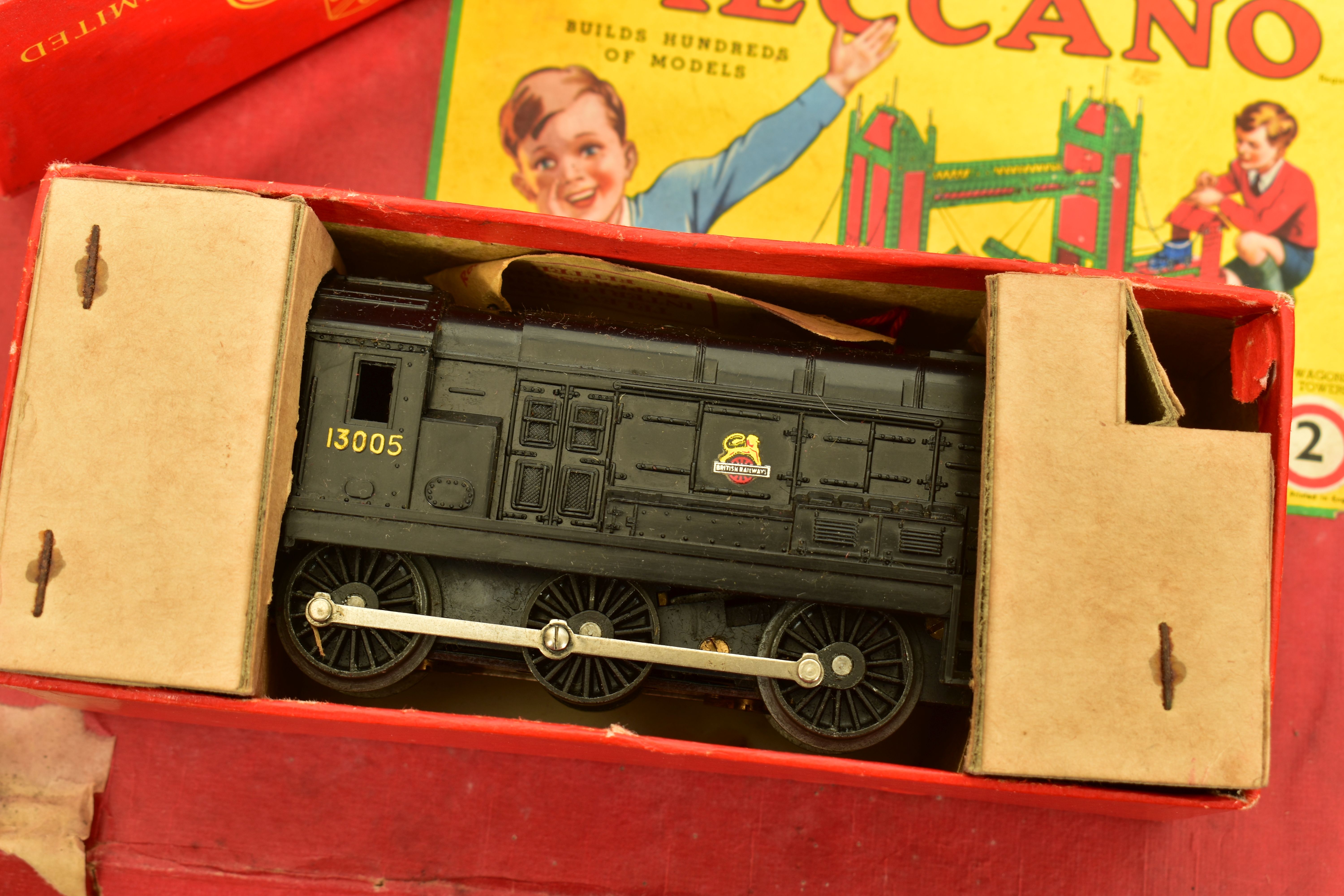 A QUANTITY OF BOXED TRI-ANG OO GAUGE MODEL RAILWAY ITEMS, to include R1X train set, comprising - Image 15 of 18