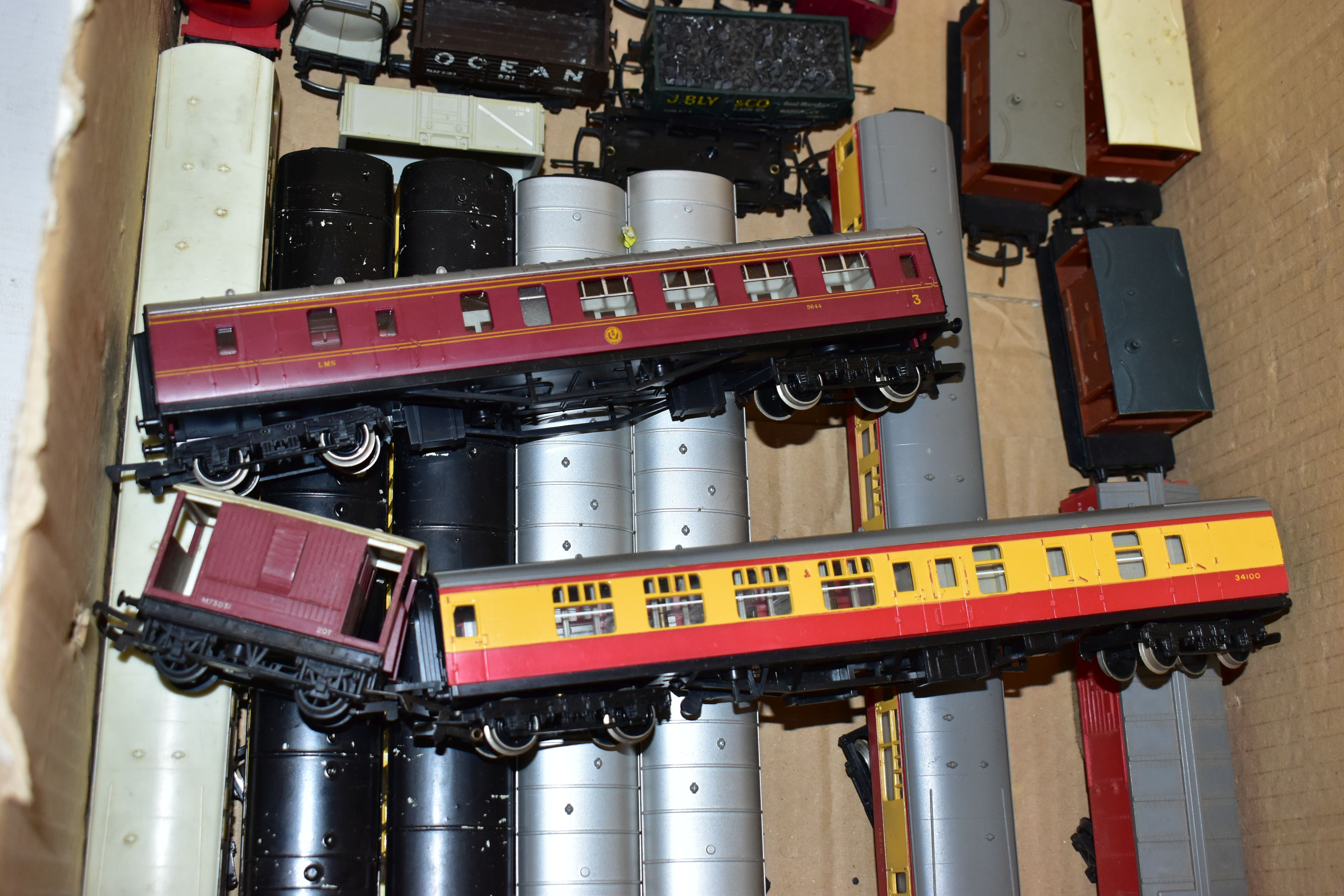 A QUANTITY OF UNBOXED AND ASSORTED OO GAUGE MODEL RAILWAY ROLLING STOCK AND BOXED AND UNBOXED - Image 4 of 24