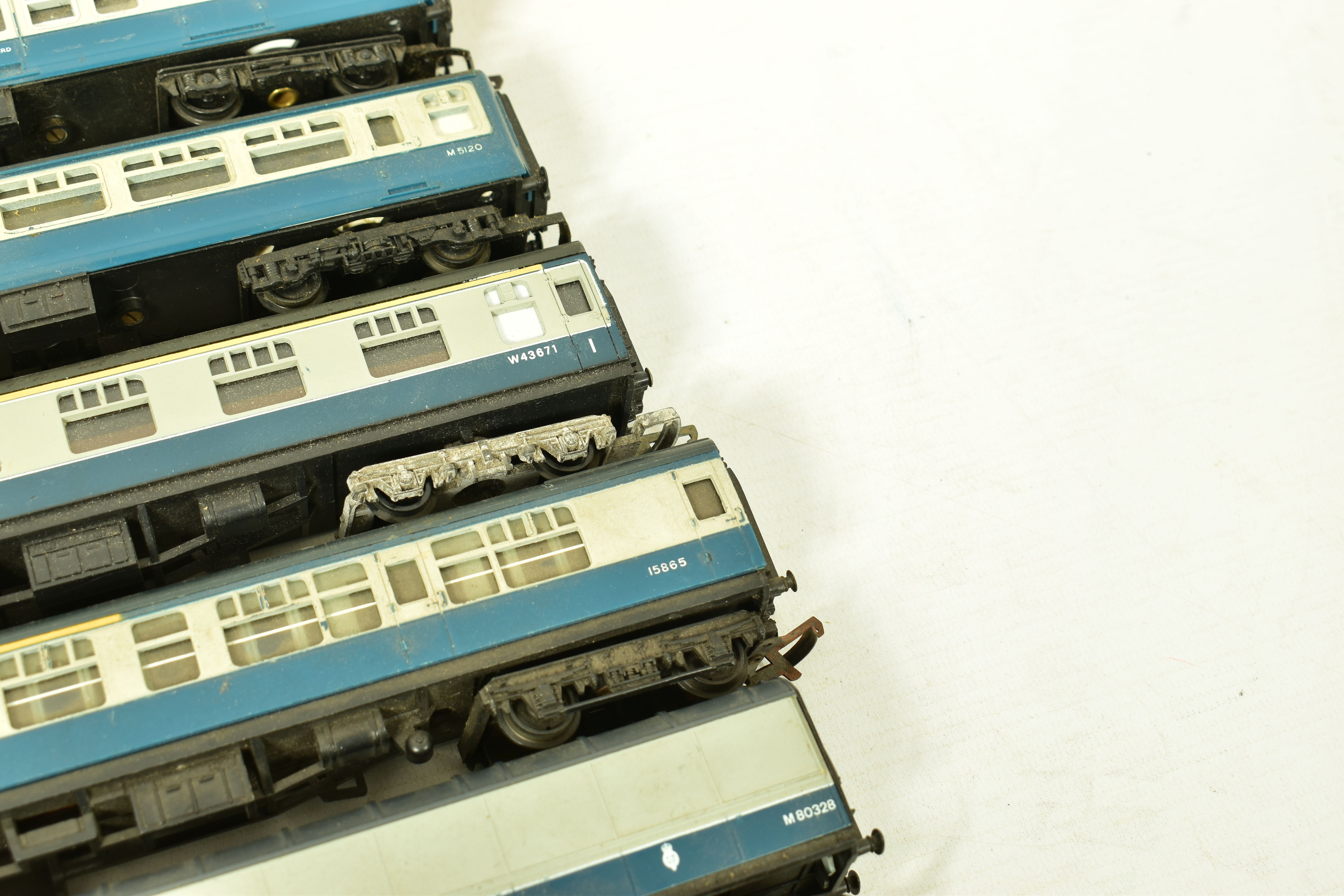 A QUANTITY OF UNBOXED AND ASSORTED MK.I AND MK.II COACHING STOCK, assorted models by Tri-ang, - Image 4 of 7