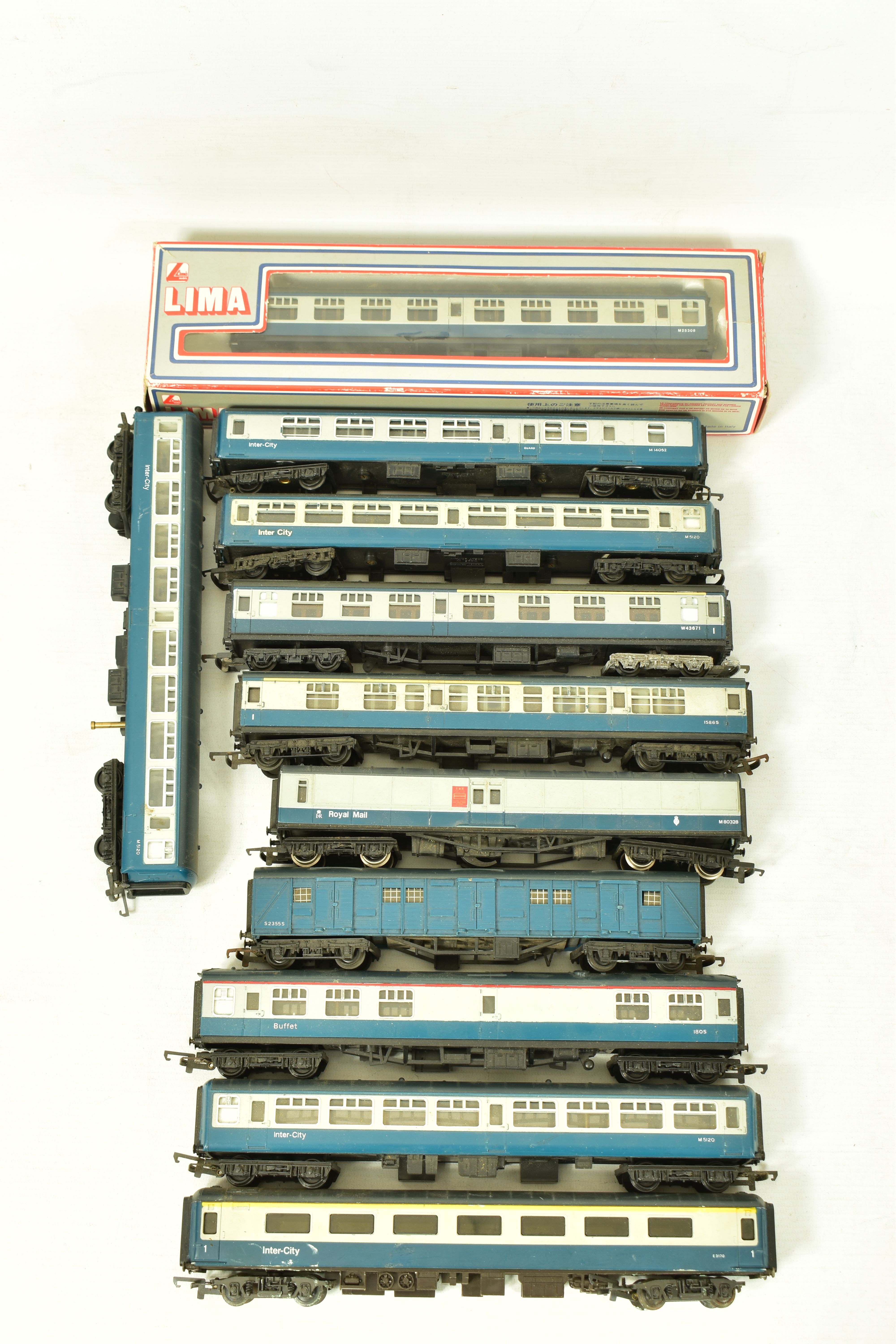 A QUANTITY OF UNBOXED AND ASSORTED MK.I AND MK.II COACHING STOCK, assorted models by Tri-ang,