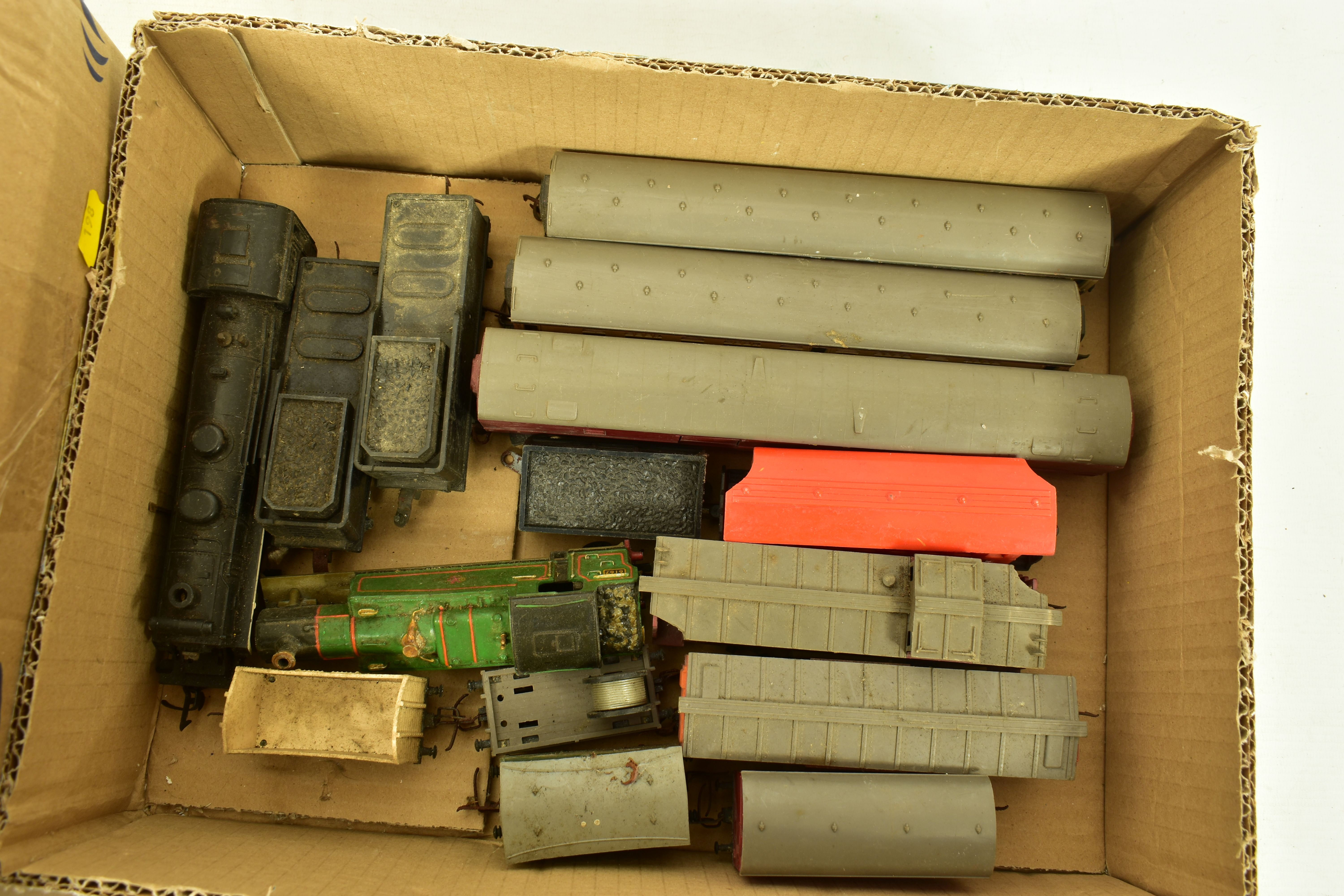A QUANTITY OF UNBOXED AND ASSORTED MAINLY TRI-ANG OO GAUGE MODEL RAILWAY ITEMS, all in playworn - Image 2 of 12