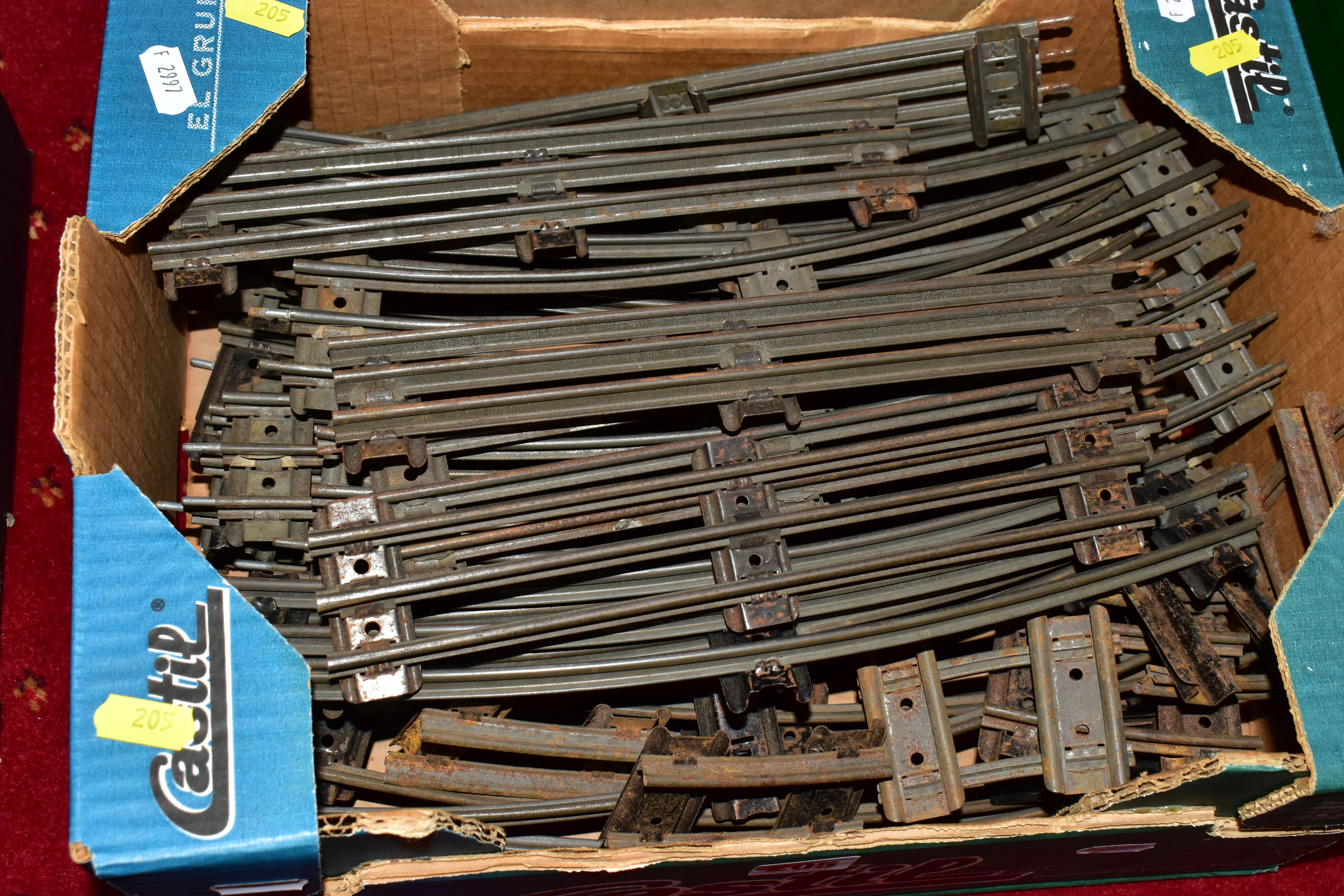 A QUANTITY OF UNBOXED AND ASSORTED HORNBY O GAUGE MODEL RAILWAY ITEMS, to include No.40 tank - Image 2 of 13