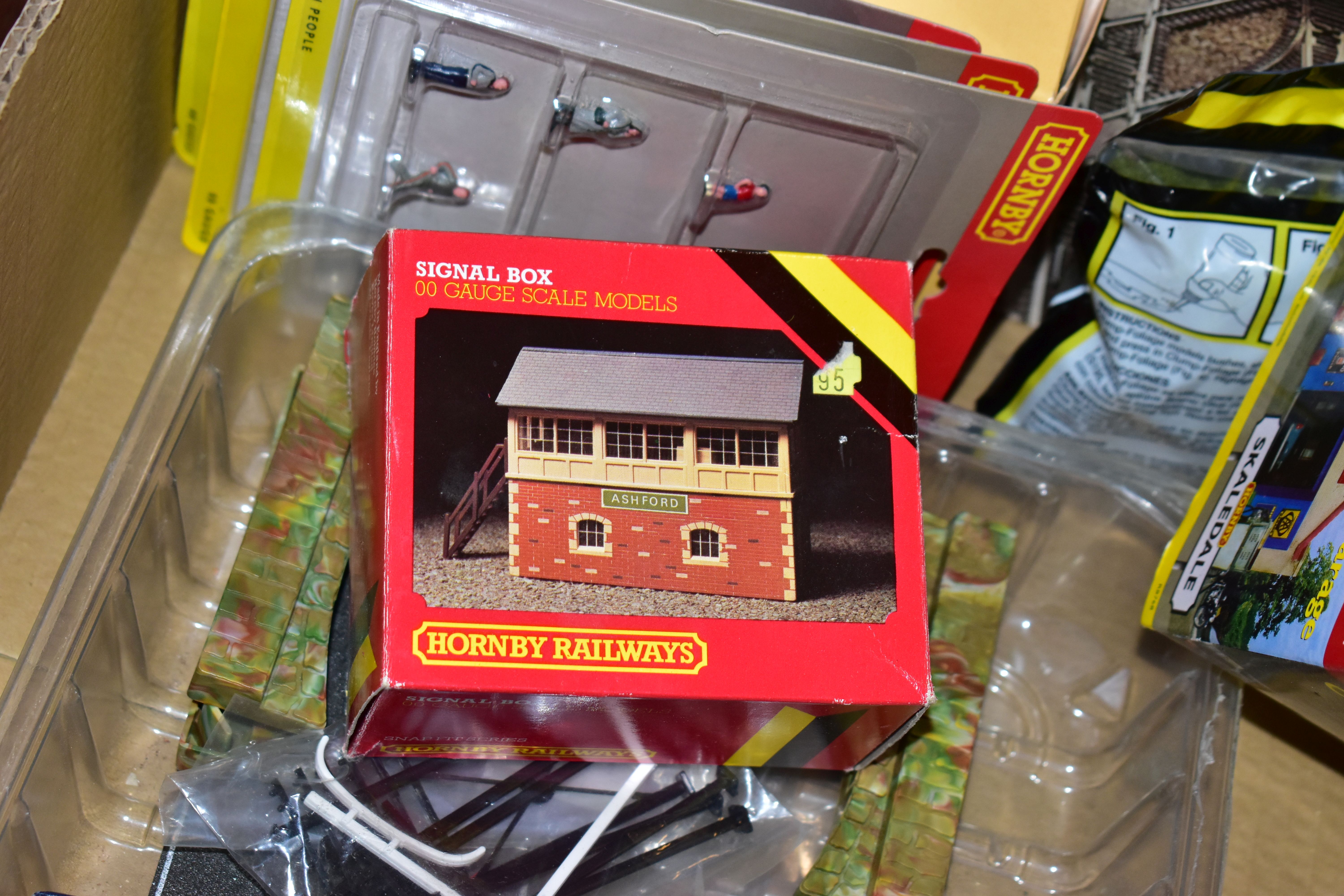 A QUANTITY OF BOXED AND UNBOXED MAINLY HORNBY RAILWAYS OO GAUGE MODEL RAILWAY ROLLING STOCK, - Image 7 of 22
