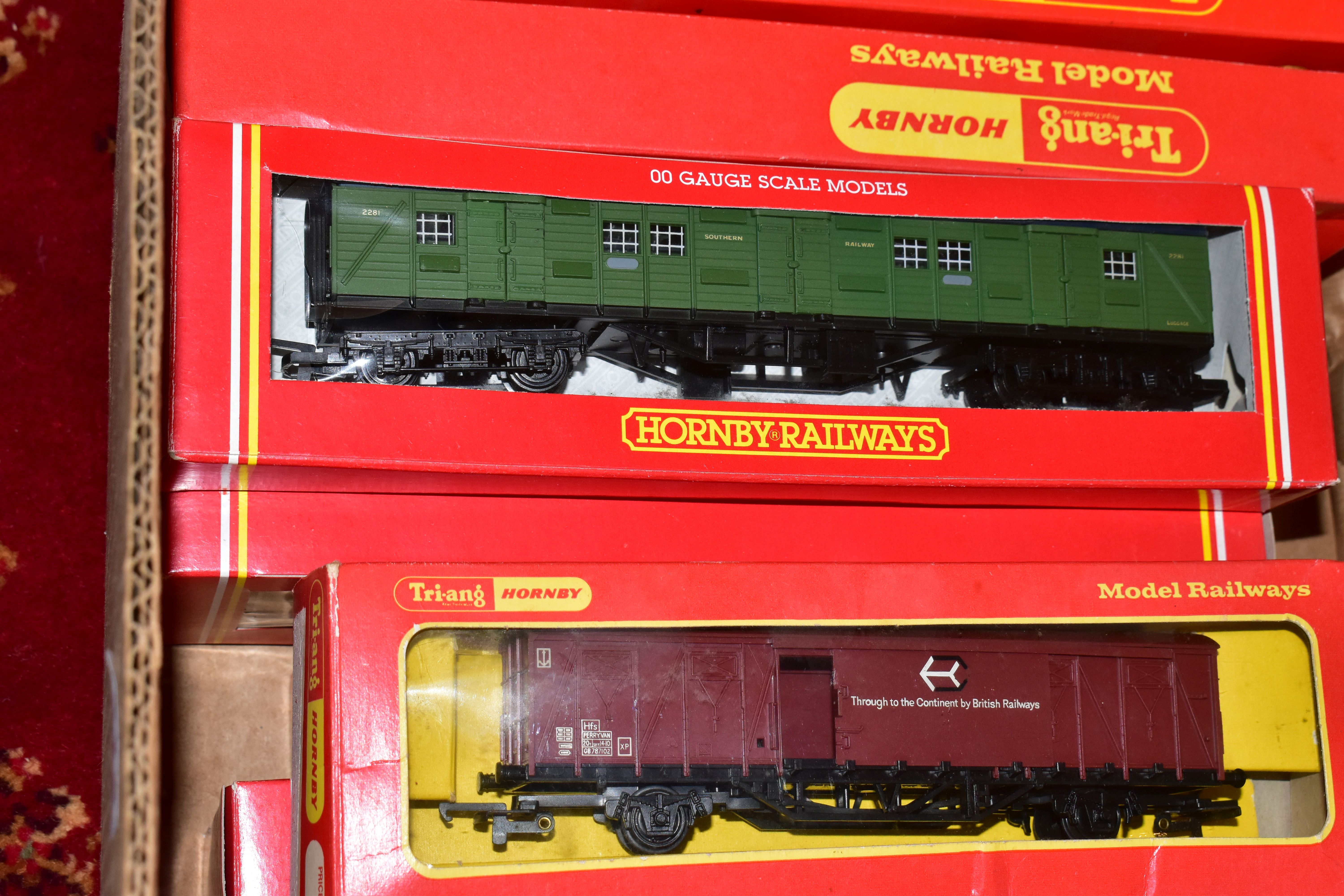 A QUANTITY OF MAINLY BOXED OO GAUGE MODEL RAILWAY ROLLING STOCK, to include boxed Tri-ang Wrenn - Image 6 of 14