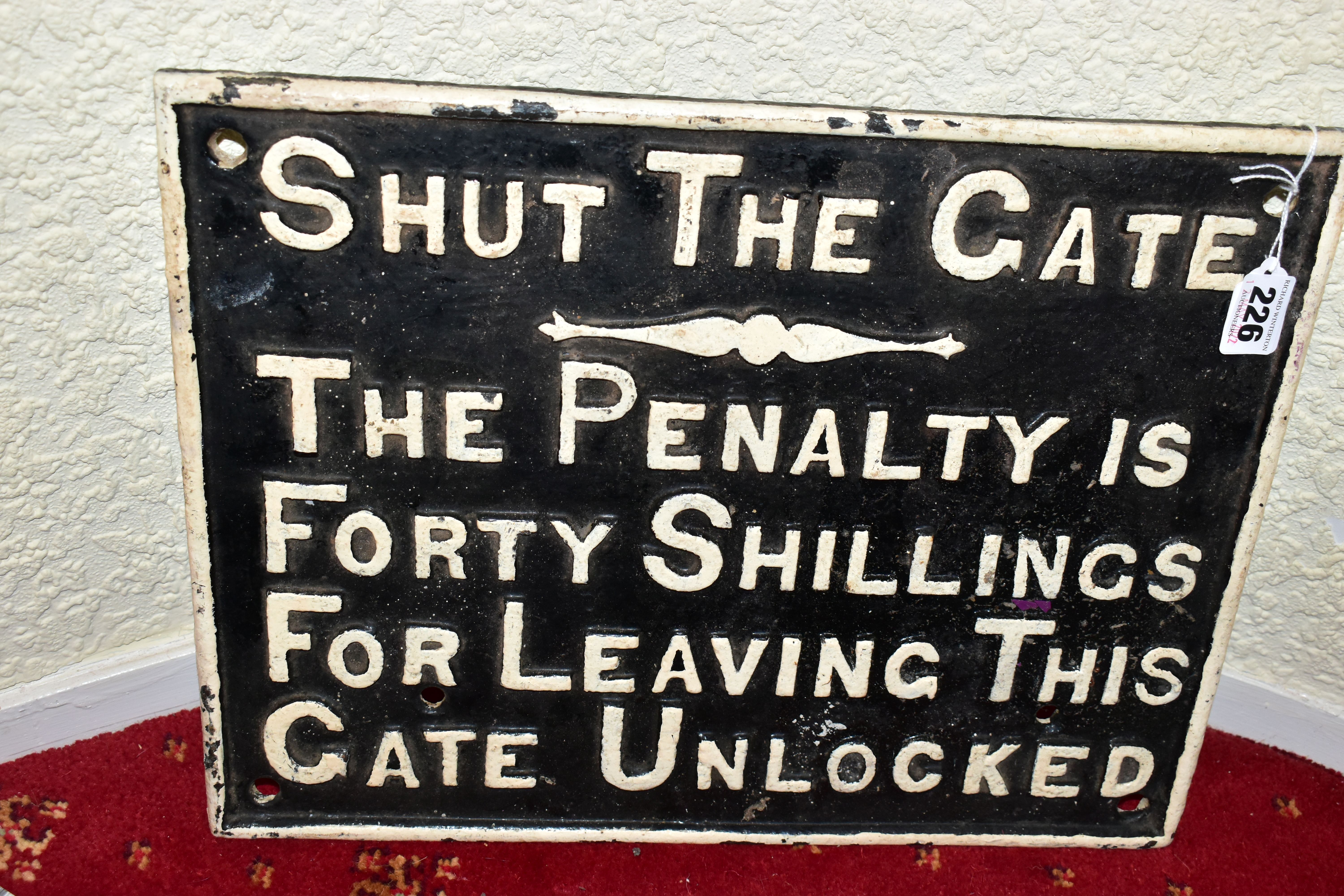 A CAST IRON SHUT THE GATE PENALTY NOTICE, raised white lettering and edge surround on black - Image 2 of 6