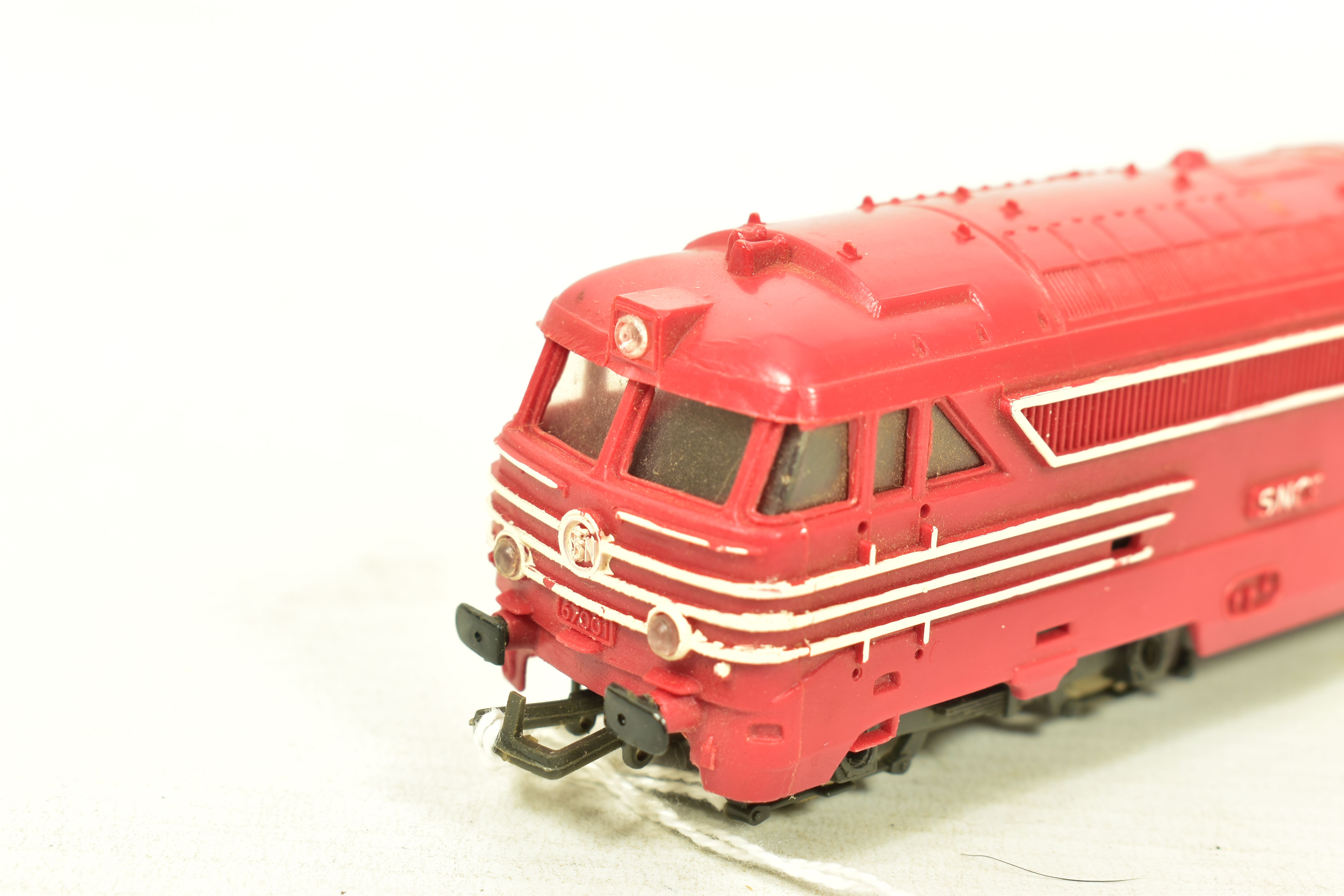 FOUR BOXED HO GAUGE S.N.C.F. LOCOMOTIVES, 2 x Jouef BB No.67001, red livery (P841), BB No.13001, - Image 5 of 9