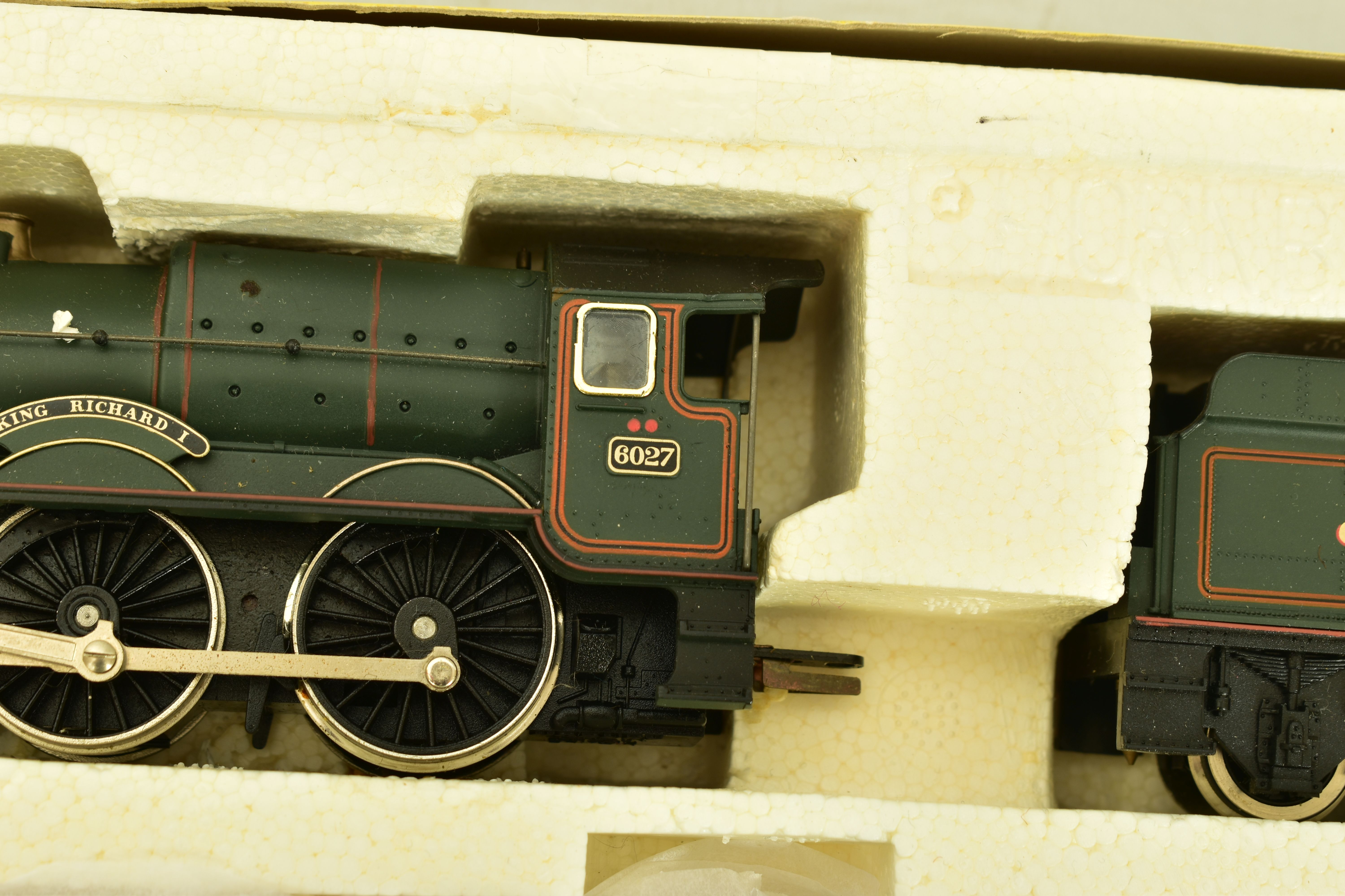 A PART BOXED HORNBY RAILWAYS OO GAUGE TORBAY EXPRESS TRAIN PACK, comprising King class locomotive ' - Image 12 of 13