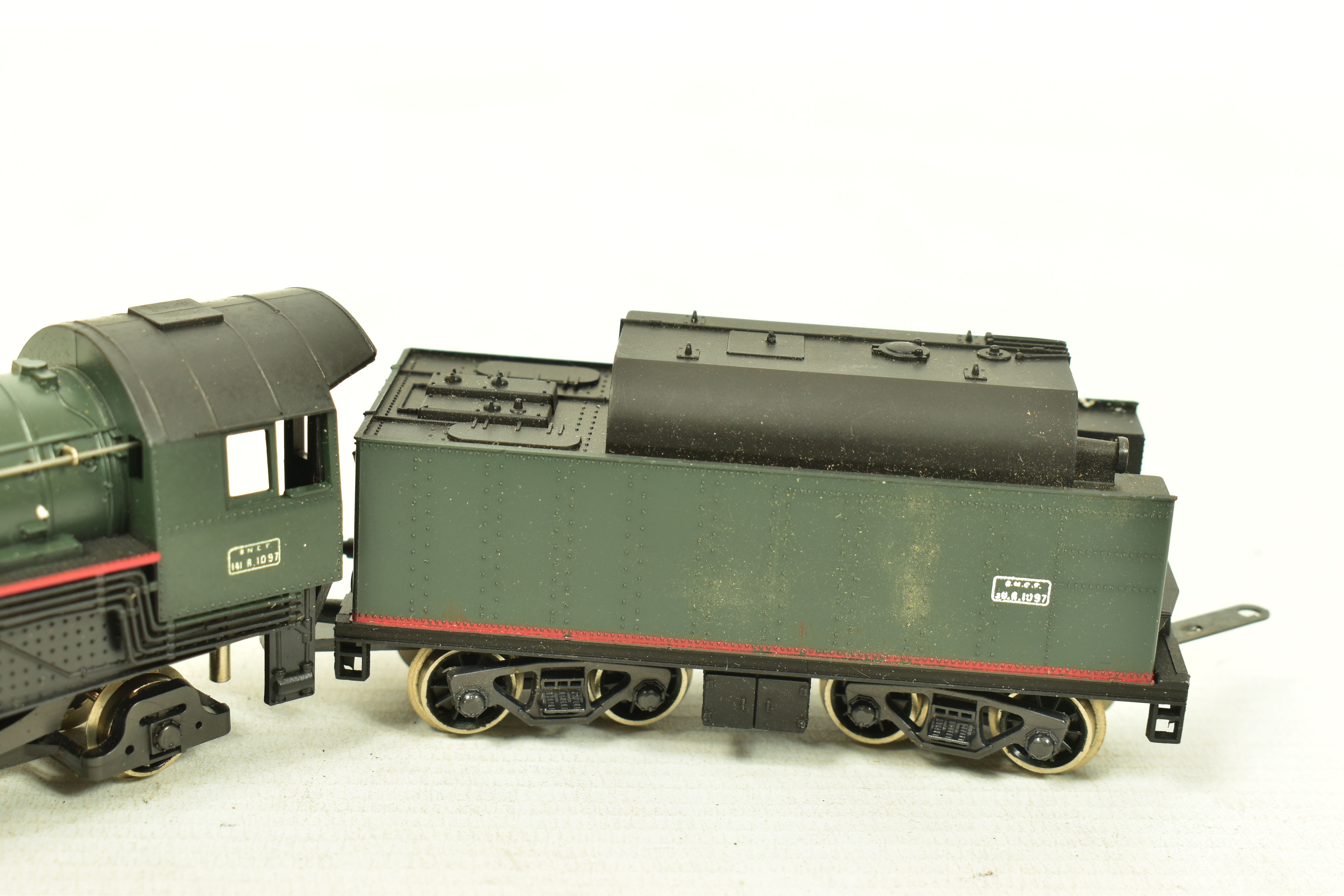 A BOXED LIMA HO GAUGE CLASS 141 LOCOMOTIVE AND TENDER, No.141 R 1097, S.N.C.F. green livery (3002L), - Image 5 of 8