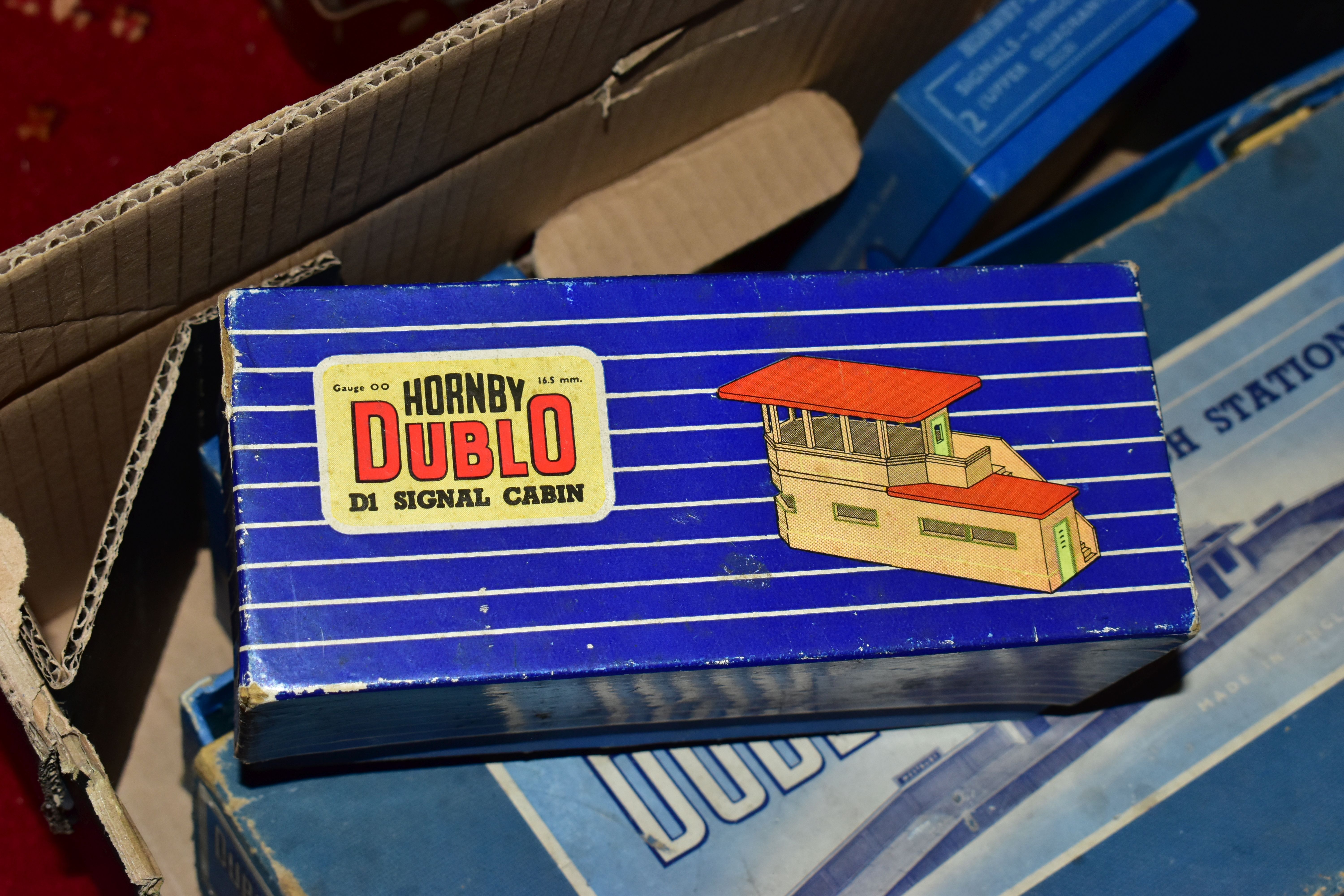 A QUANTITY OF BOXED AND UNBOXED MAINLY HORNBY DUBLO ROLLING STOCK, ACCESSORIES AND TRACK, to include - Image 10 of 16