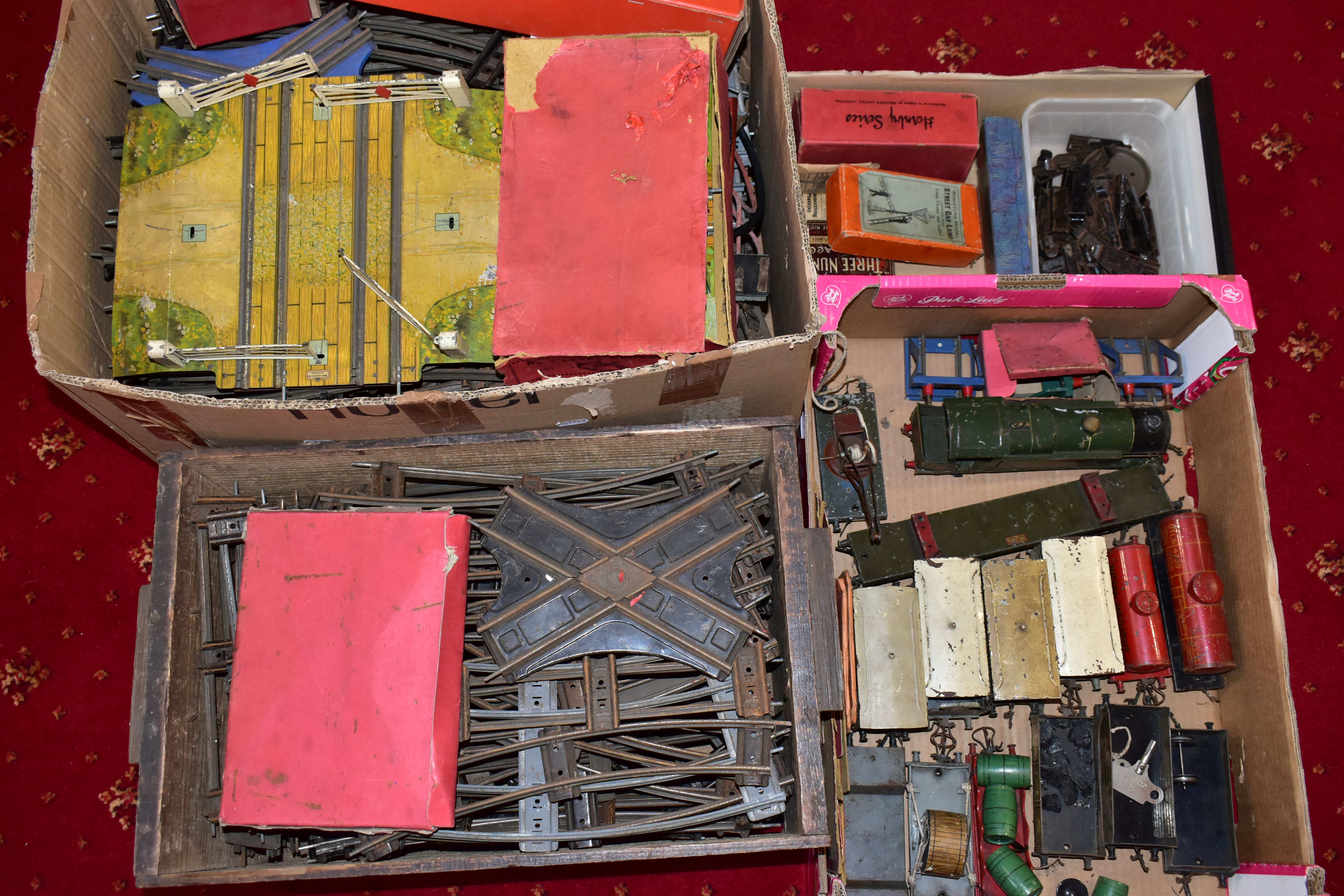 A QUANTITY OF UNBOXED AND ASSORTED O GAUGE MODEL RAILWAY ITEMS, to include damaged bodyshell only