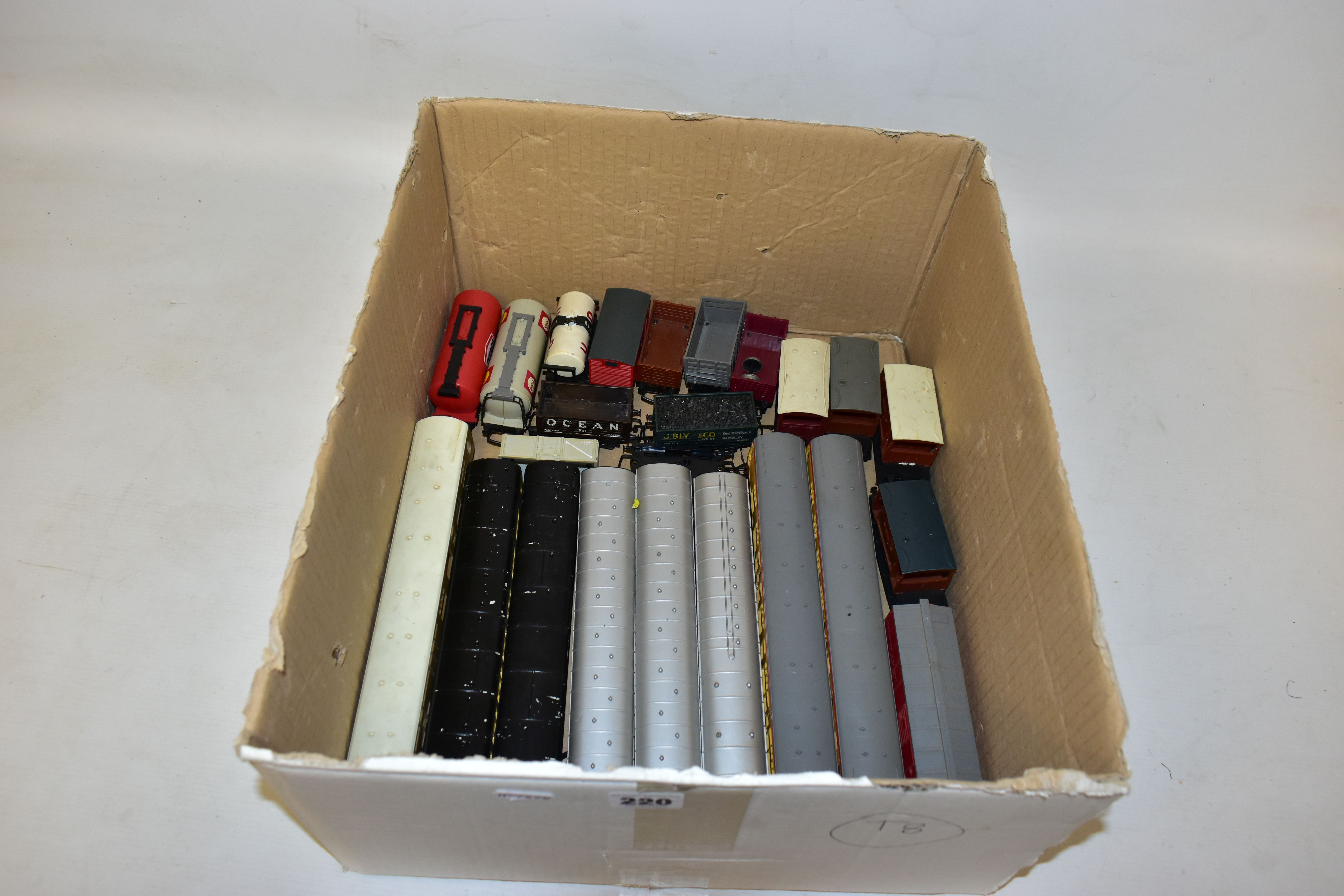 A QUANTITY OF UNBOXED AND ASSORTED OO GAUGE MODEL RAILWAY ROLLING STOCK AND BOXED AND UNBOXED - Image 3 of 24