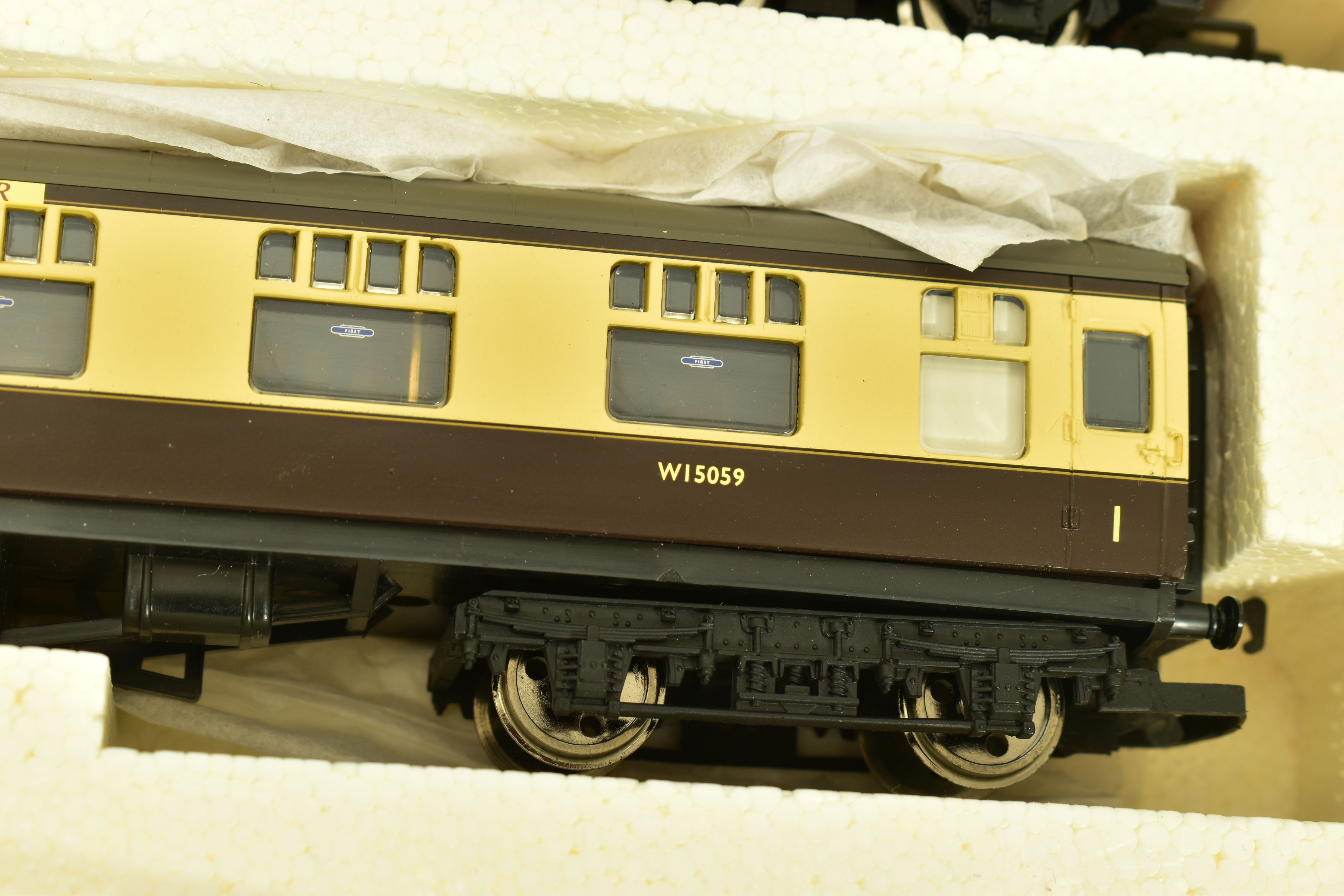 A PART BOXED HORNBY RAILWAYS OO GAUGE TORBAY EXPRESS TRAIN PACK, comprising King class locomotive ' - Image 9 of 13