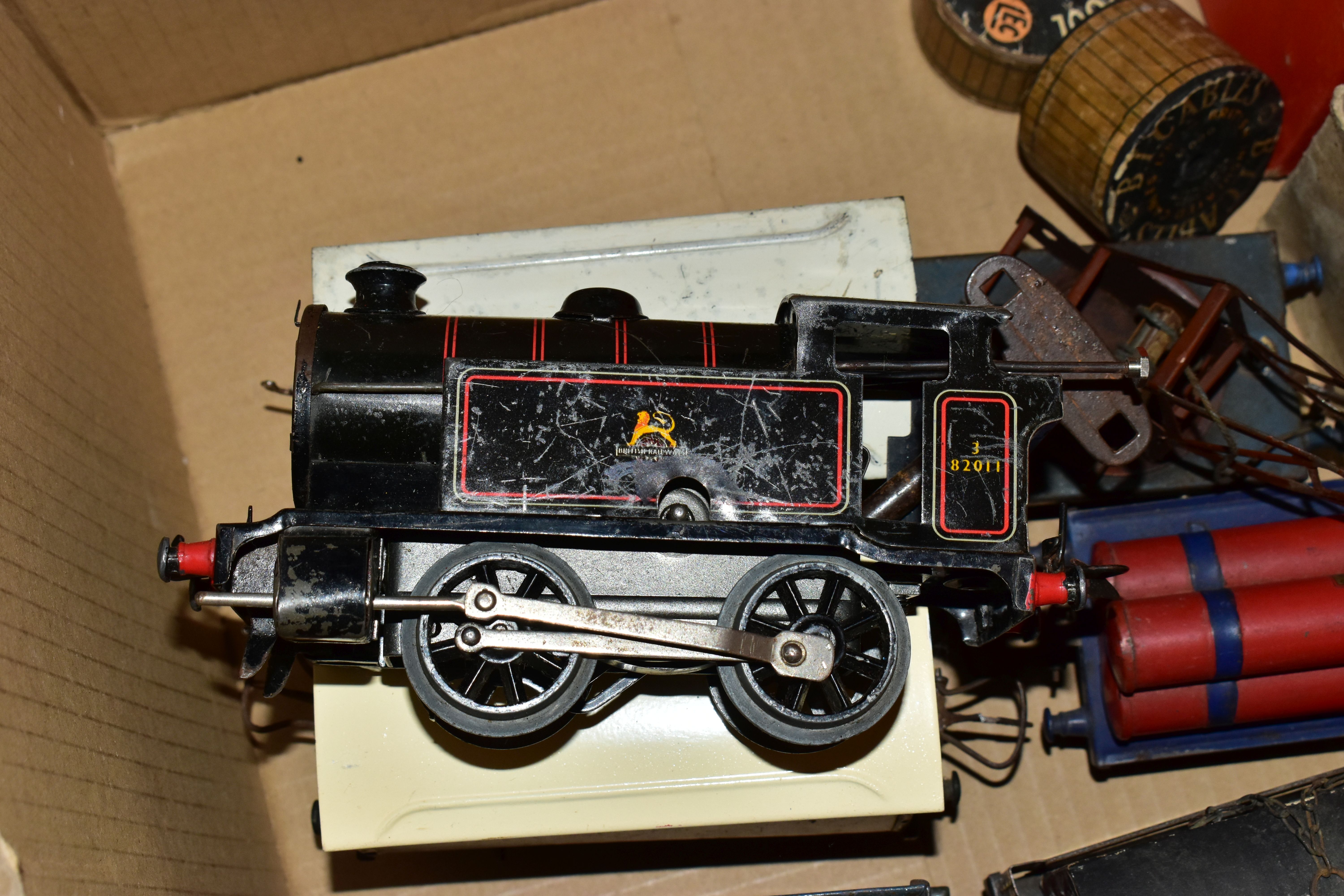 A QUANTITY OF UNBOXED AND ASSORTED HORNBY O GAUGE MODEL RAILWAY ITEMS, to include No.40 tank - Image 3 of 13