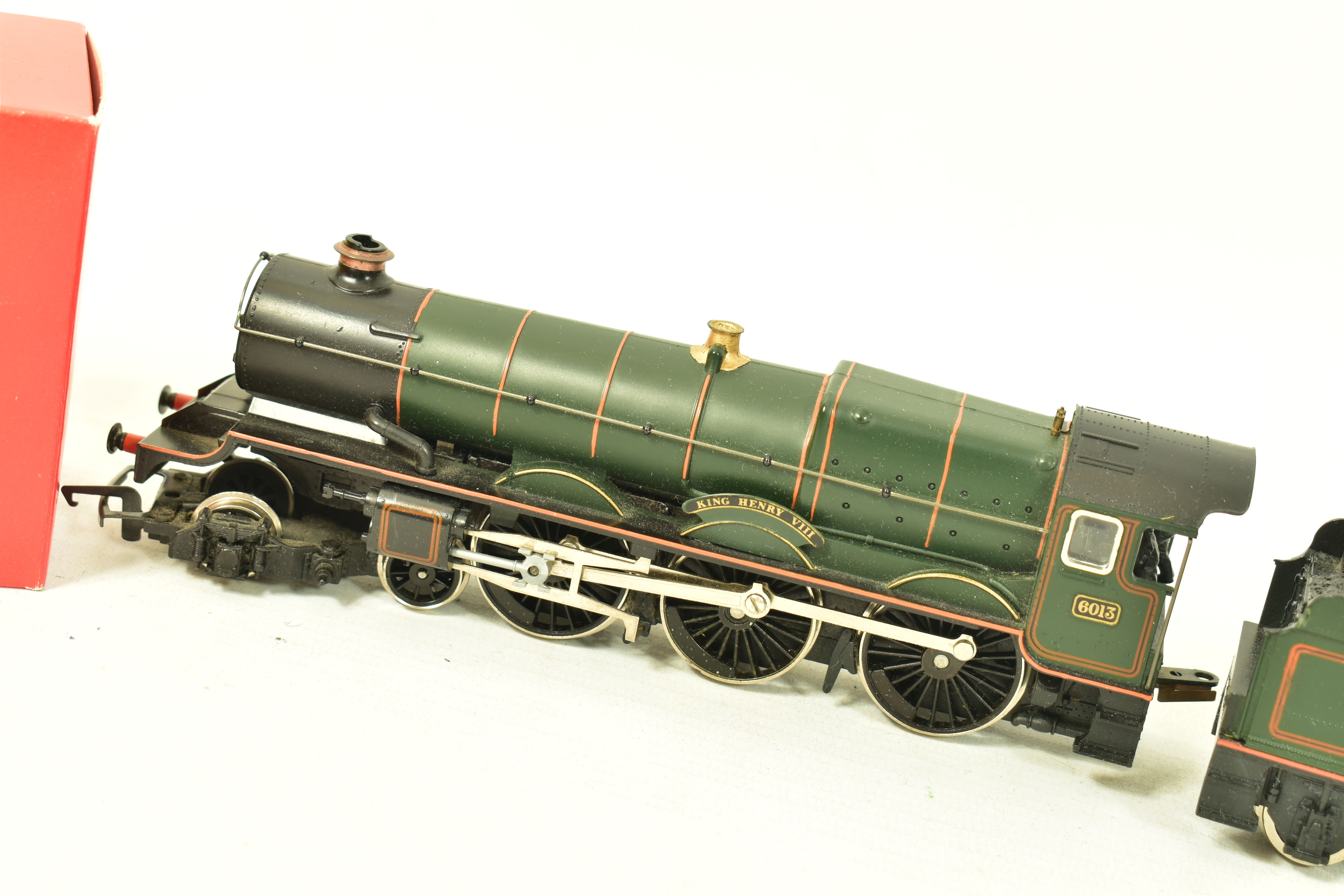 A QUANTITY OF BOXED AND UNBOXED HORNBY RAILWAYS OO GAUGE LOCOMOTIVES, to include unboxed King - Image 7 of 11