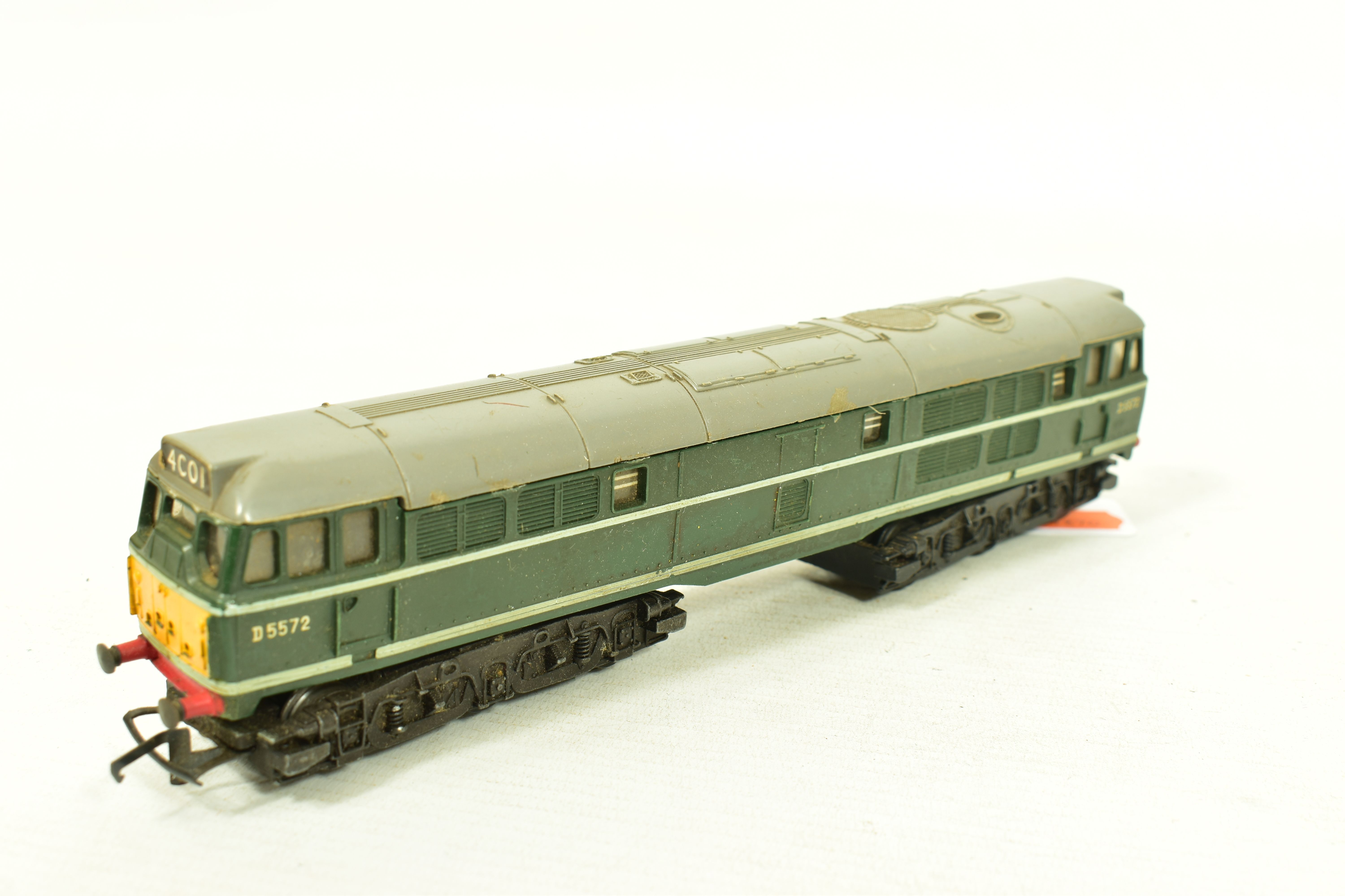 FIVE BOXED TRI-ANG OO GAUGE CLASS 31 LOCOMOTIVES, 4 x No.D5572 and repainted from blue to green - Image 2 of 11