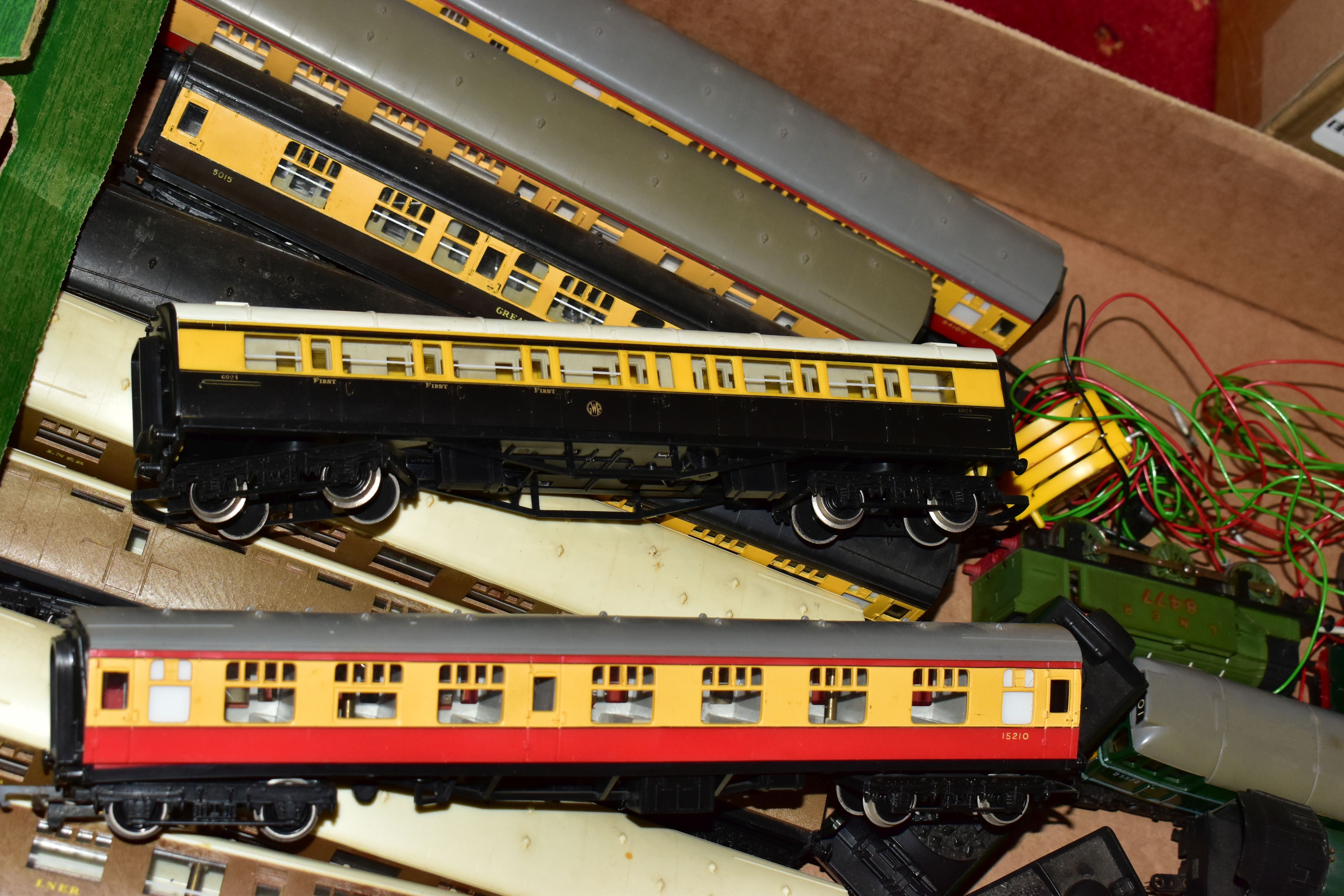 A QUANTITY OF MAINLY UNBOXED OO GAUGE MODEL RAILWAY ITEMS, locomotives to include Hornby A4 class ' - Image 19 of 21