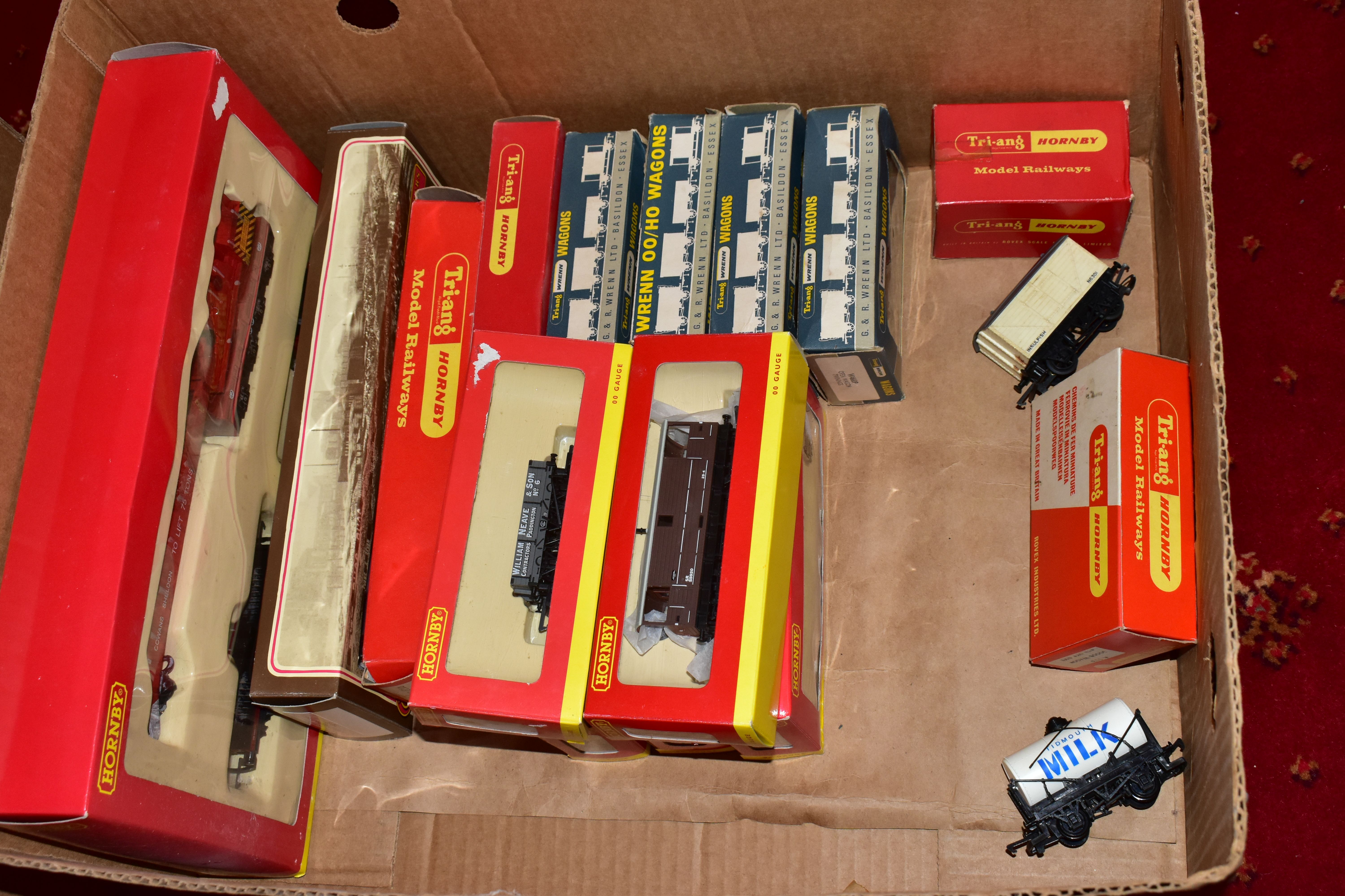 A QUANTITY OF MAINLY BOXED OO GAUGE MODEL RAILWAY ROLLING STOCK, to include boxed Tri-ang Wrenn - Image 7 of 14