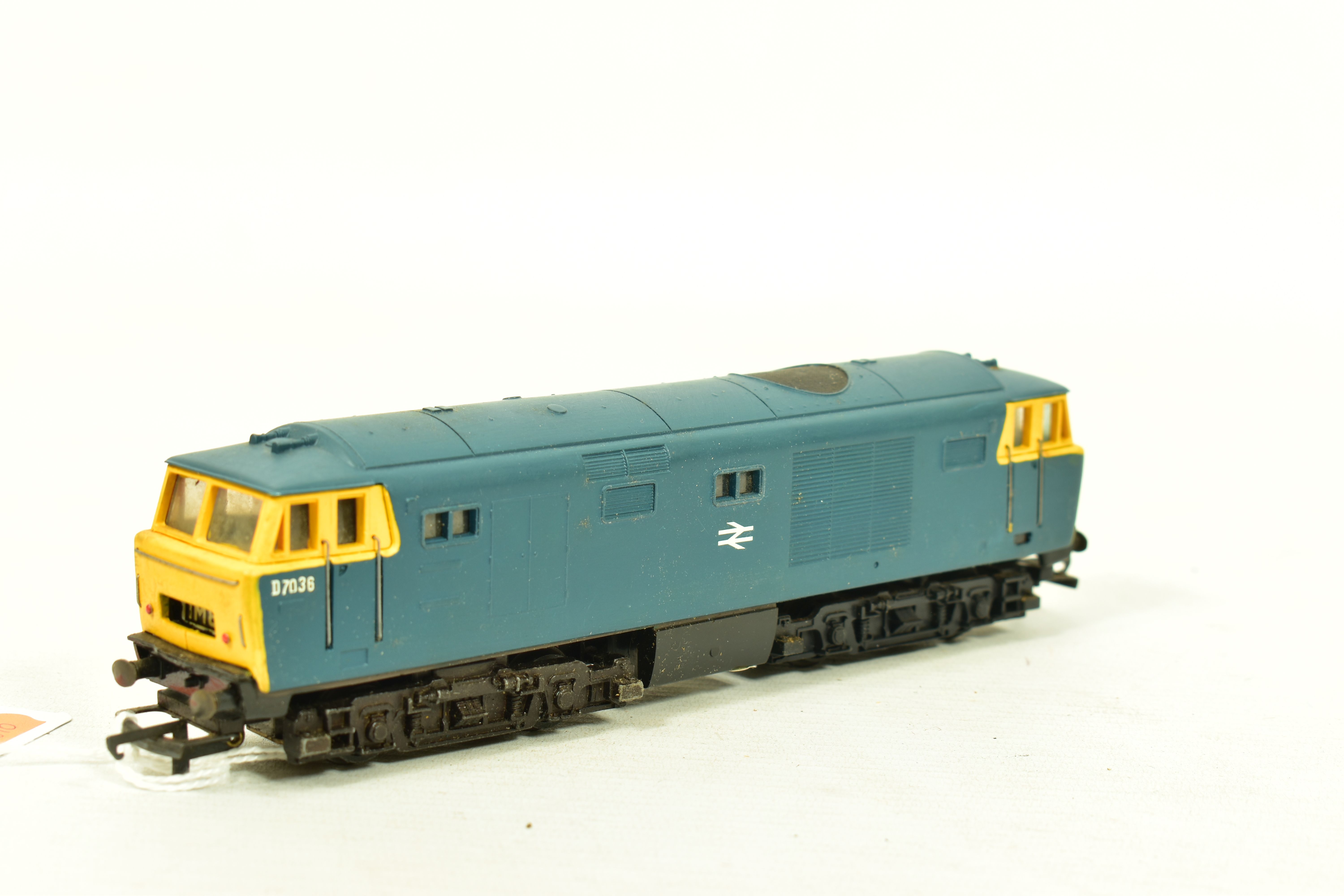 THREE BOXED TRI-ANG HORNBY OO GAUGE CLASS 35 HYMEK LOCOMOTIVES, 3 x No.D7063 and partially repainted - Image 6 of 11
