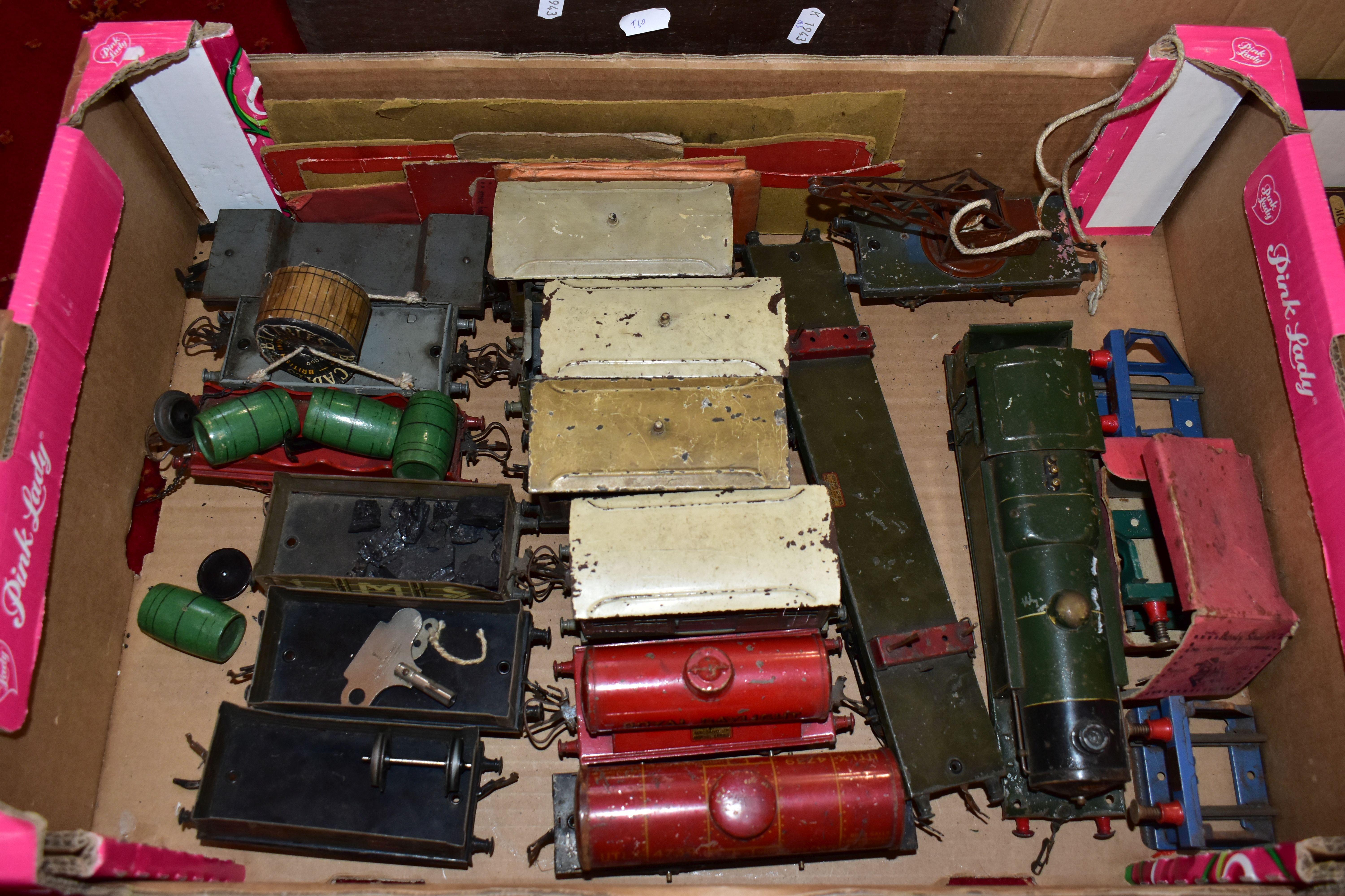 A QUANTITY OF UNBOXED AND ASSORTED O GAUGE MODEL RAILWAY ITEMS, to include damaged bodyshell only - Image 2 of 22