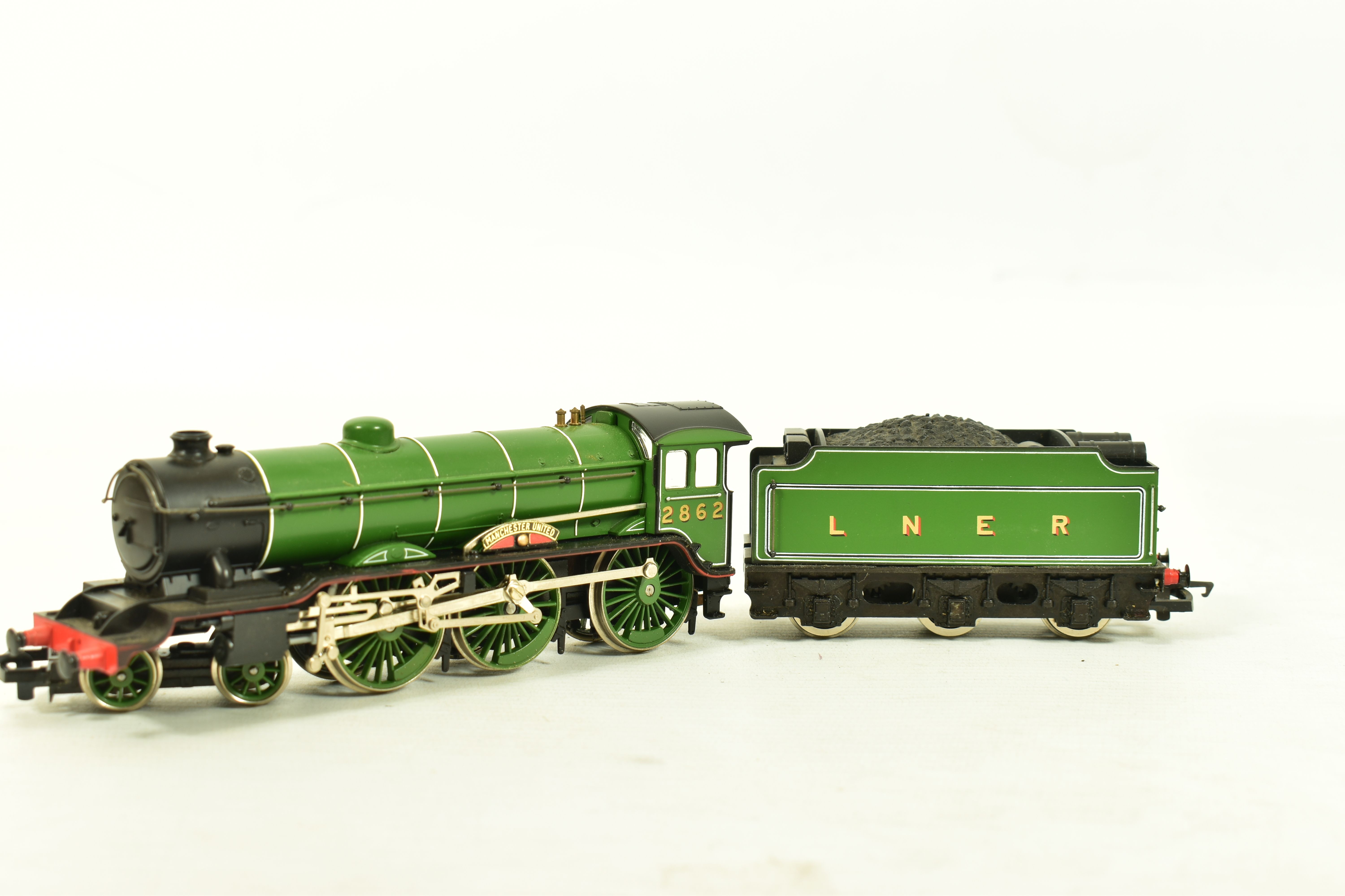 THREE BOXED HORNBY OO GAUGE LOCOMOTIVES OF L.N.E.R. ORIGIN, class B17 'Manchester United' No. - Image 5 of 10