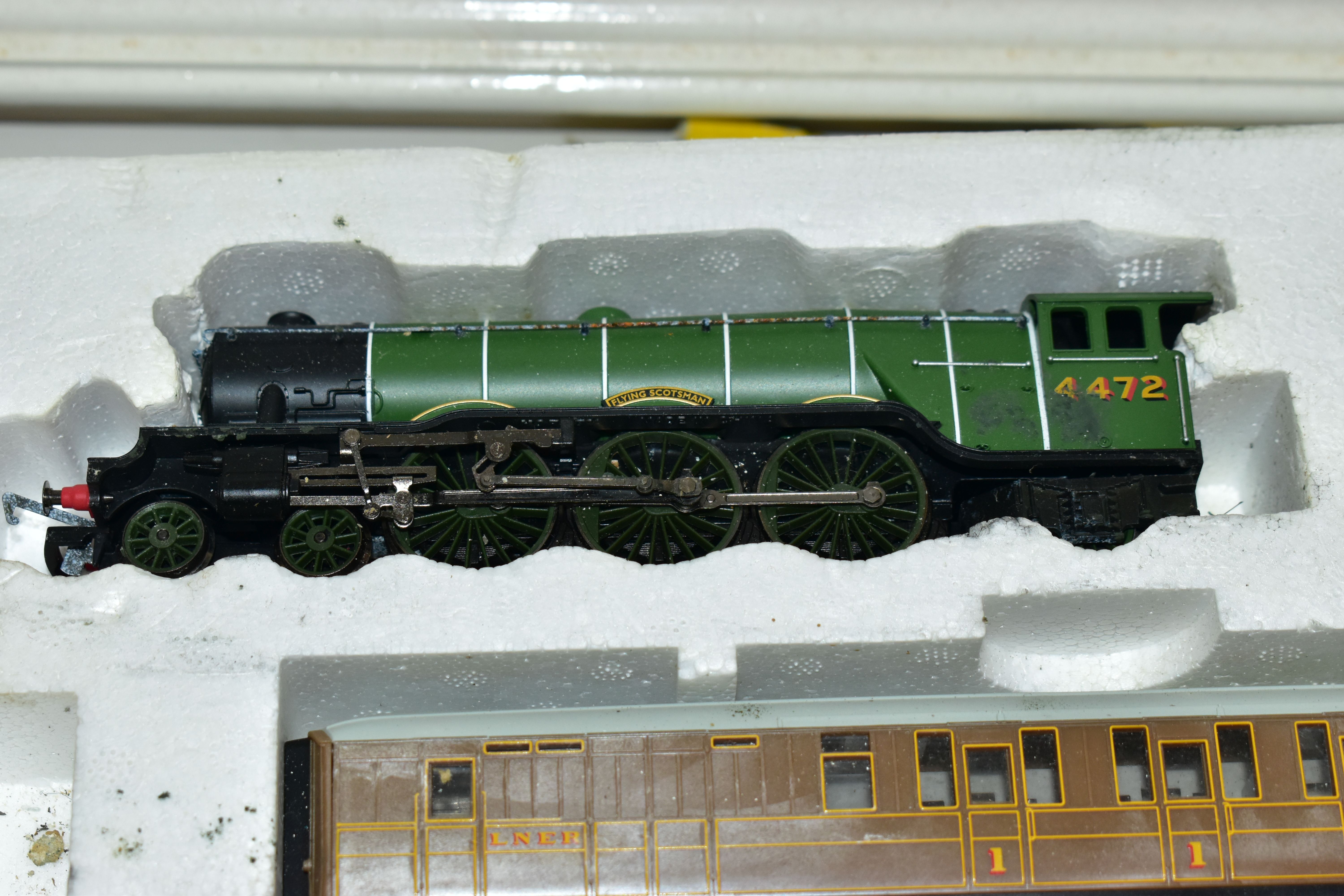 A BOXED HORNBY RAILWAYS OO GAUGE FLYING SCOTSMAN TRAIN SET, No.R1039, comprising said class A3 - Image 6 of 11