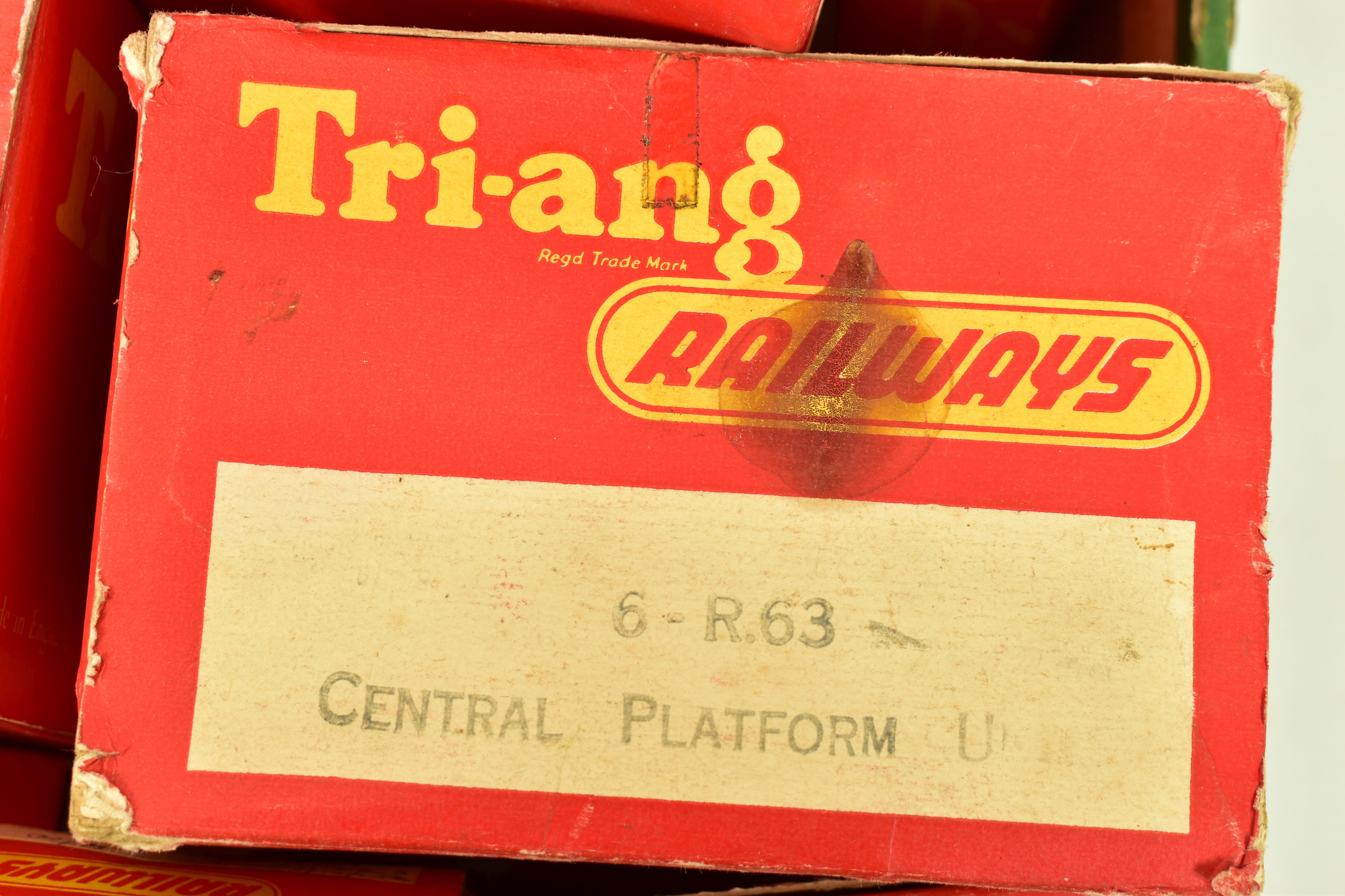 A QUANTITY OF BOXED TRI-ANG OO GAUGE MODEL RAILWAY ITEMS, to include R1X train set, comprising - Image 12 of 18