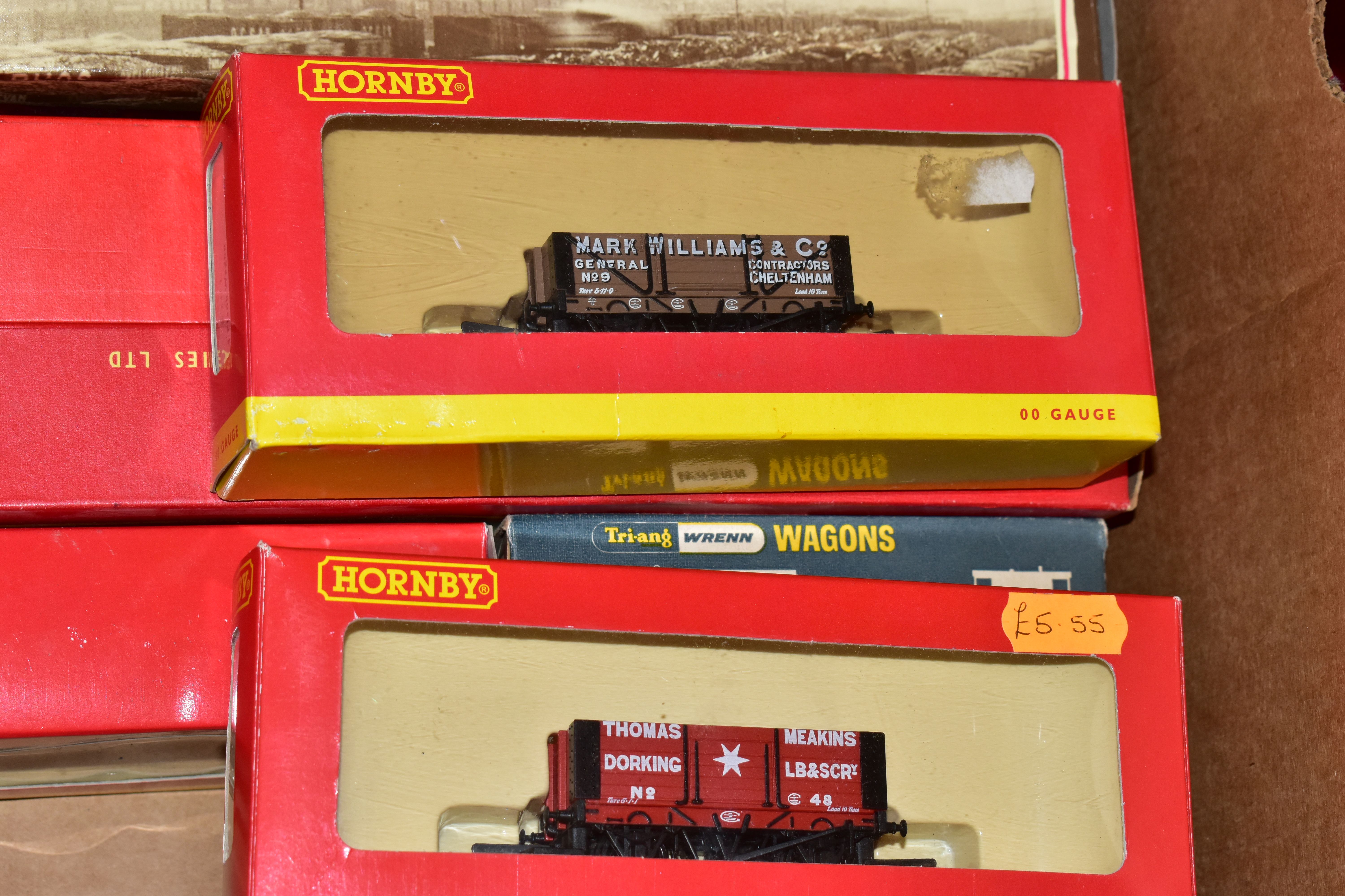 A QUANTITY OF MAINLY BOXED OO GAUGE MODEL RAILWAY ROLLING STOCK, to include boxed Tri-ang Wrenn - Image 9 of 14
