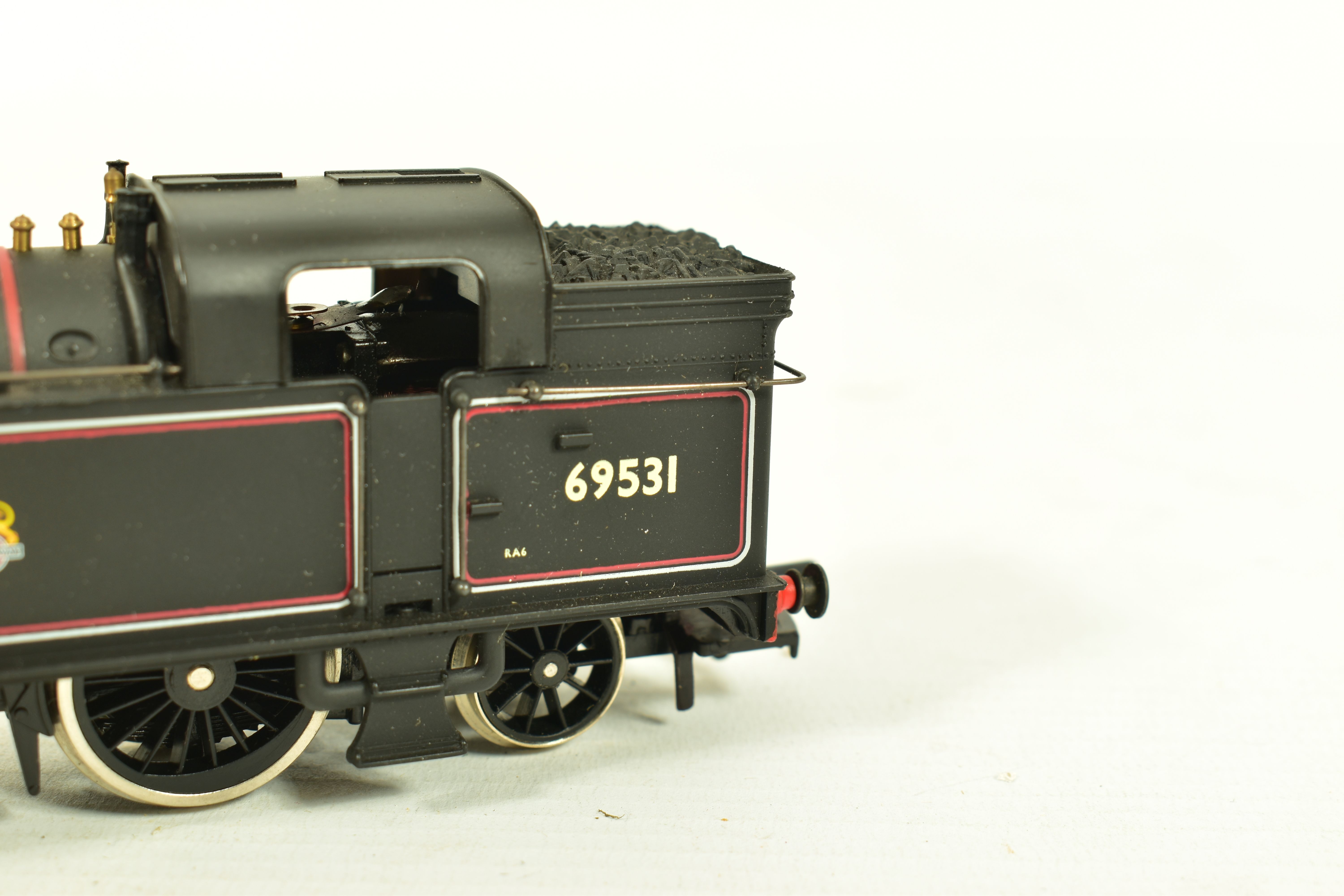 FOUR BOXED MAINLINE OO GAUGE TANK LOCOMOTIVES, 3 x class J72 no.581, L.N.E.R. green livery (37 - Image 3 of 10