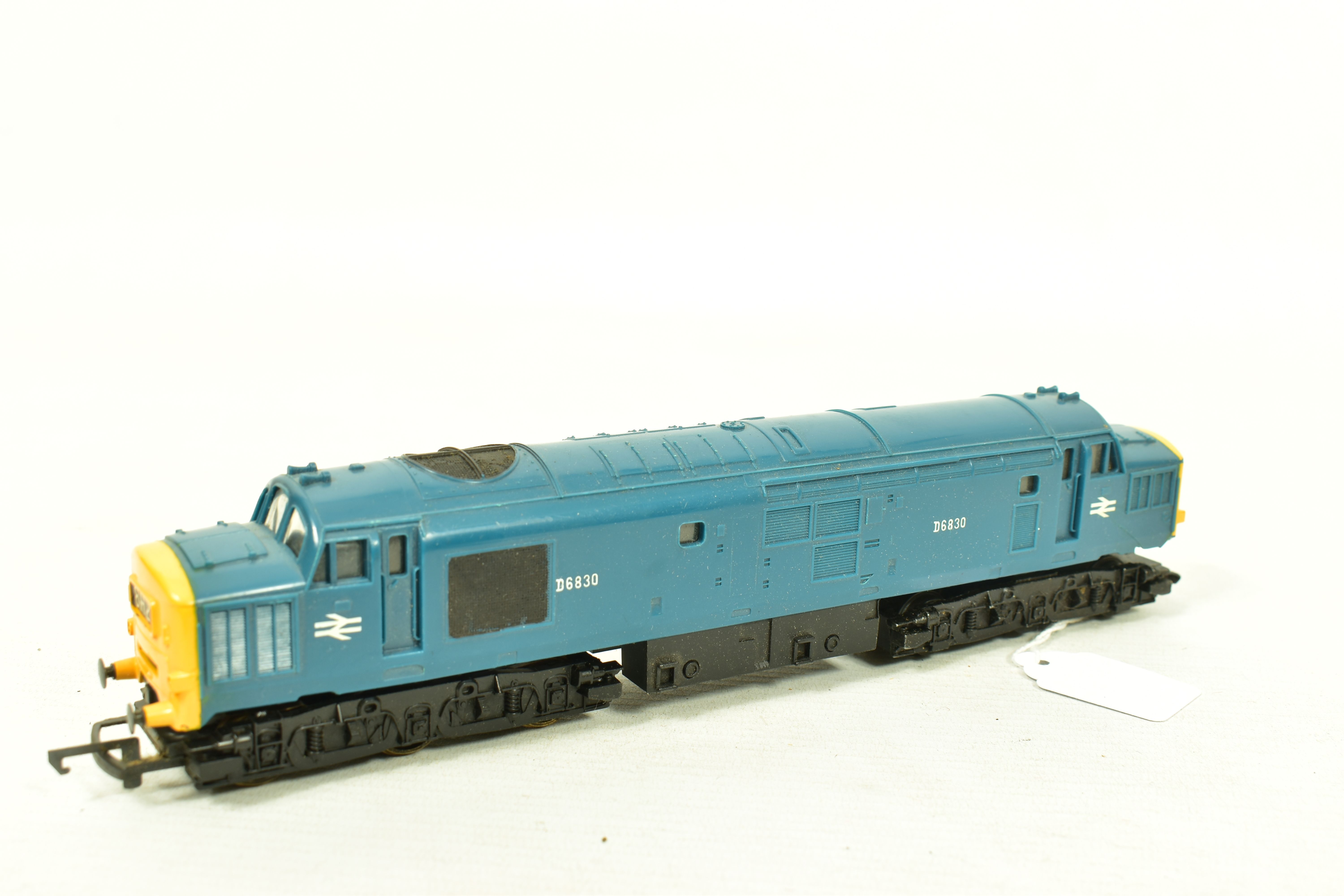 THREE BOXED TRI-ANG HORNBY OO GAUGE CLASS 35 HYMEK LOCOMOTIVES, 3 x No.D7063 and partially repainted - Image 8 of 11