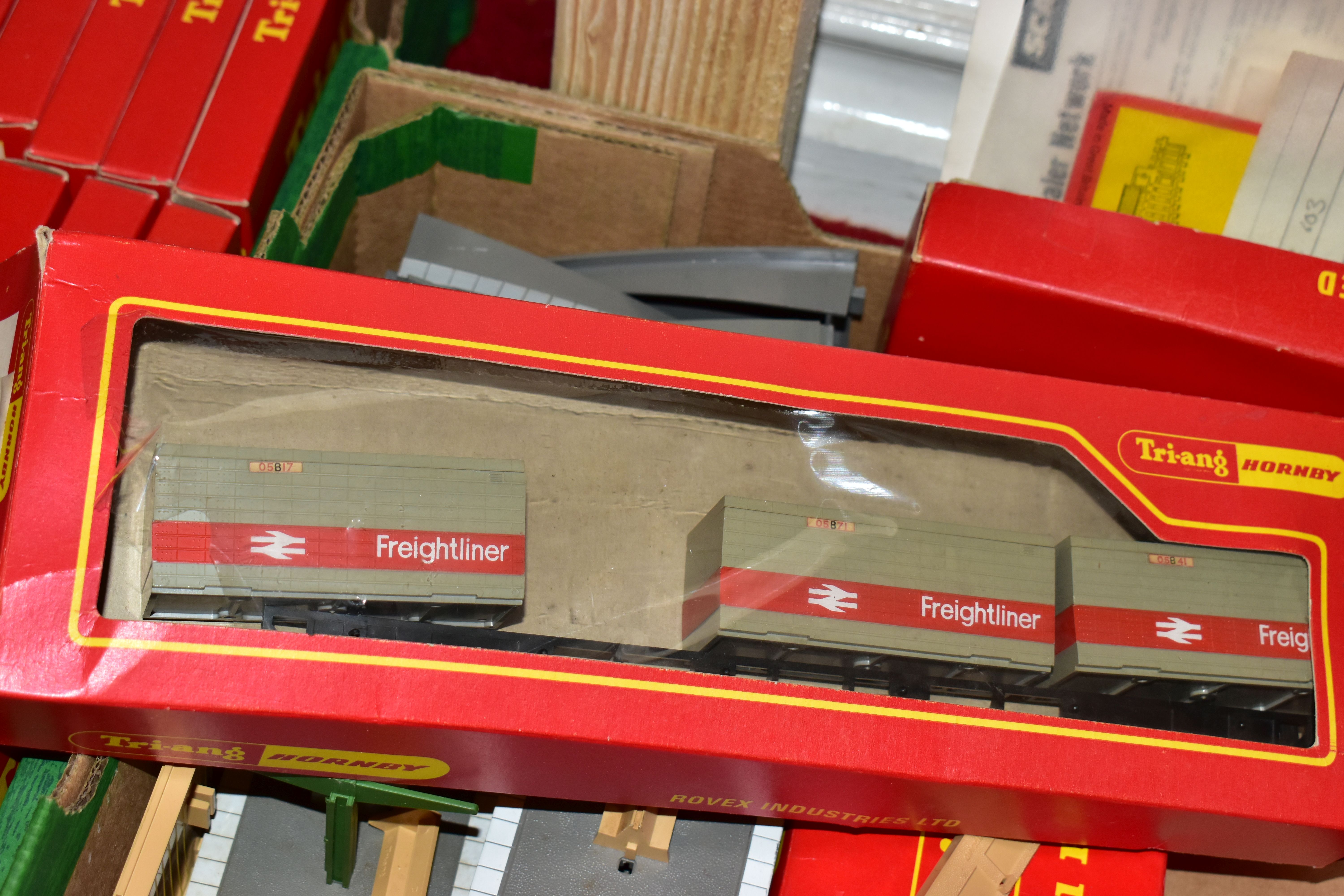 A QUANTITY OF BOXED AND UNBOXED TRI-ANG AND TRI-ANG HORNBY OO GAUGE MODEL RAILWAY ROLLING STOCK, - Image 4 of 18