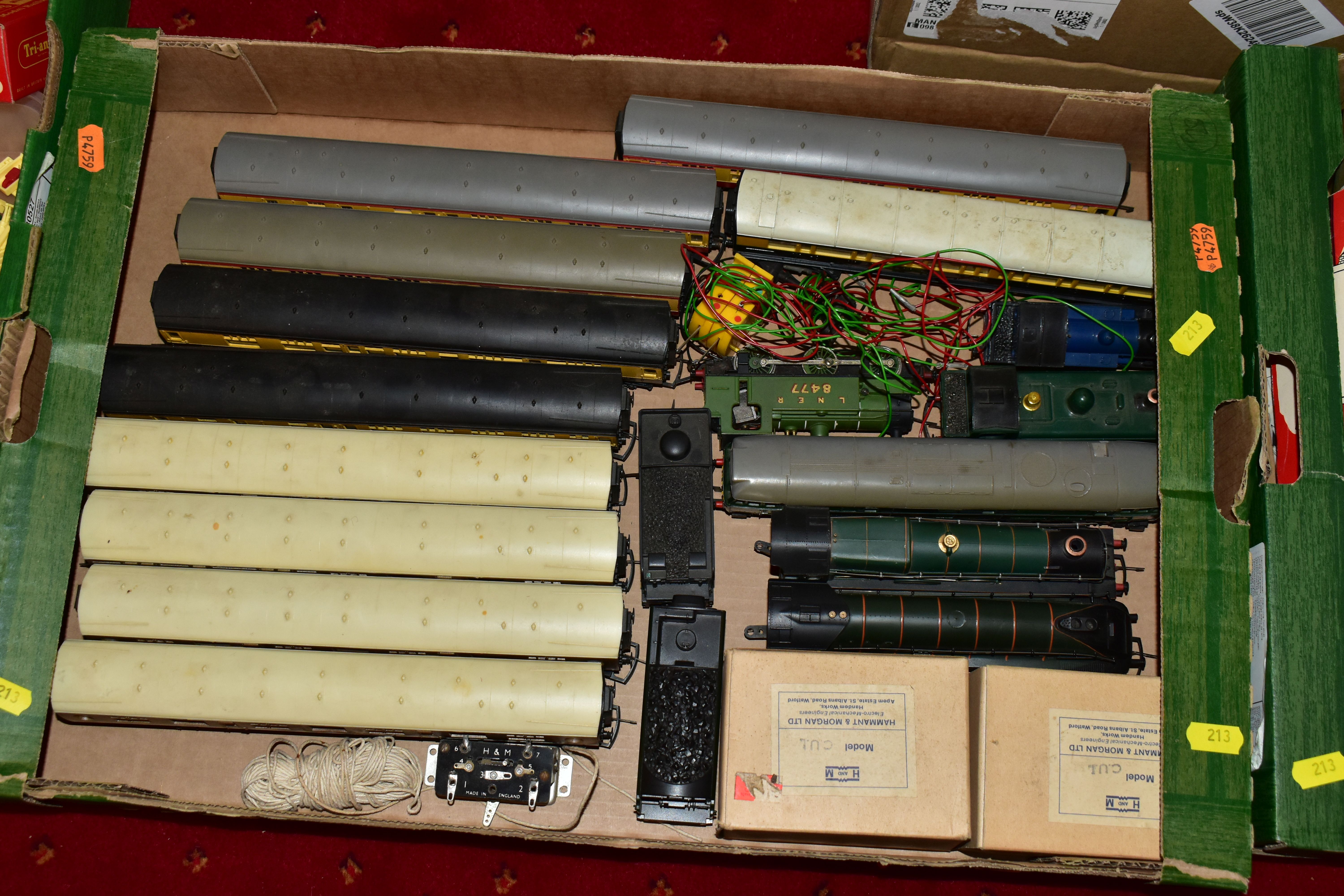 A QUANTITY OF MAINLY UNBOXED OO GAUGE MODEL RAILWAY ITEMS, locomotives to include Hornby A4 class ' - Image 13 of 21