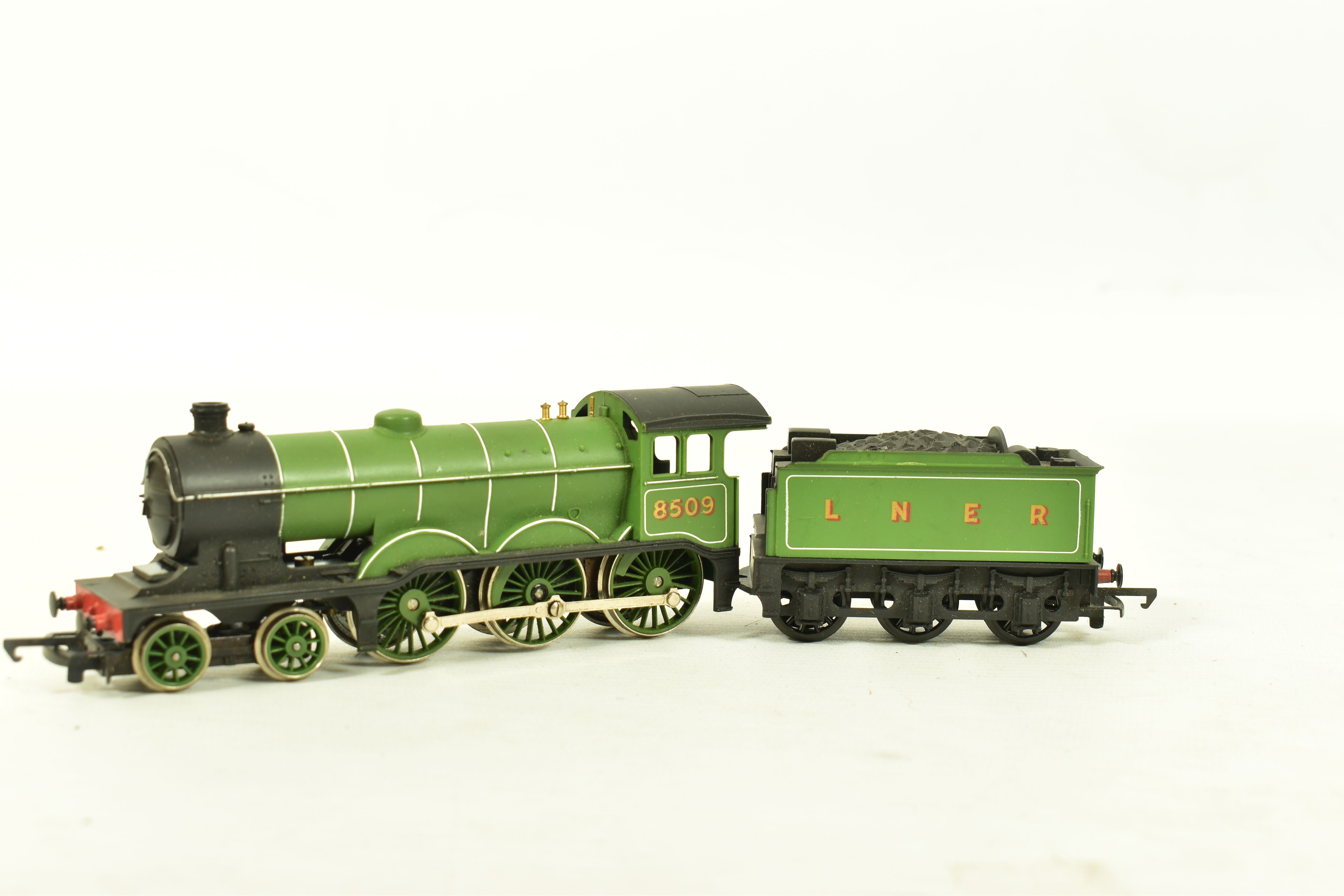 FOUR BOXED HORNBY RAILWAYS OO GAUGE LOCOMOTIVES OF L.N.E.R. ORIGIN, 'Shire/Hunt' class 'Cheshire' - Image 2 of 10