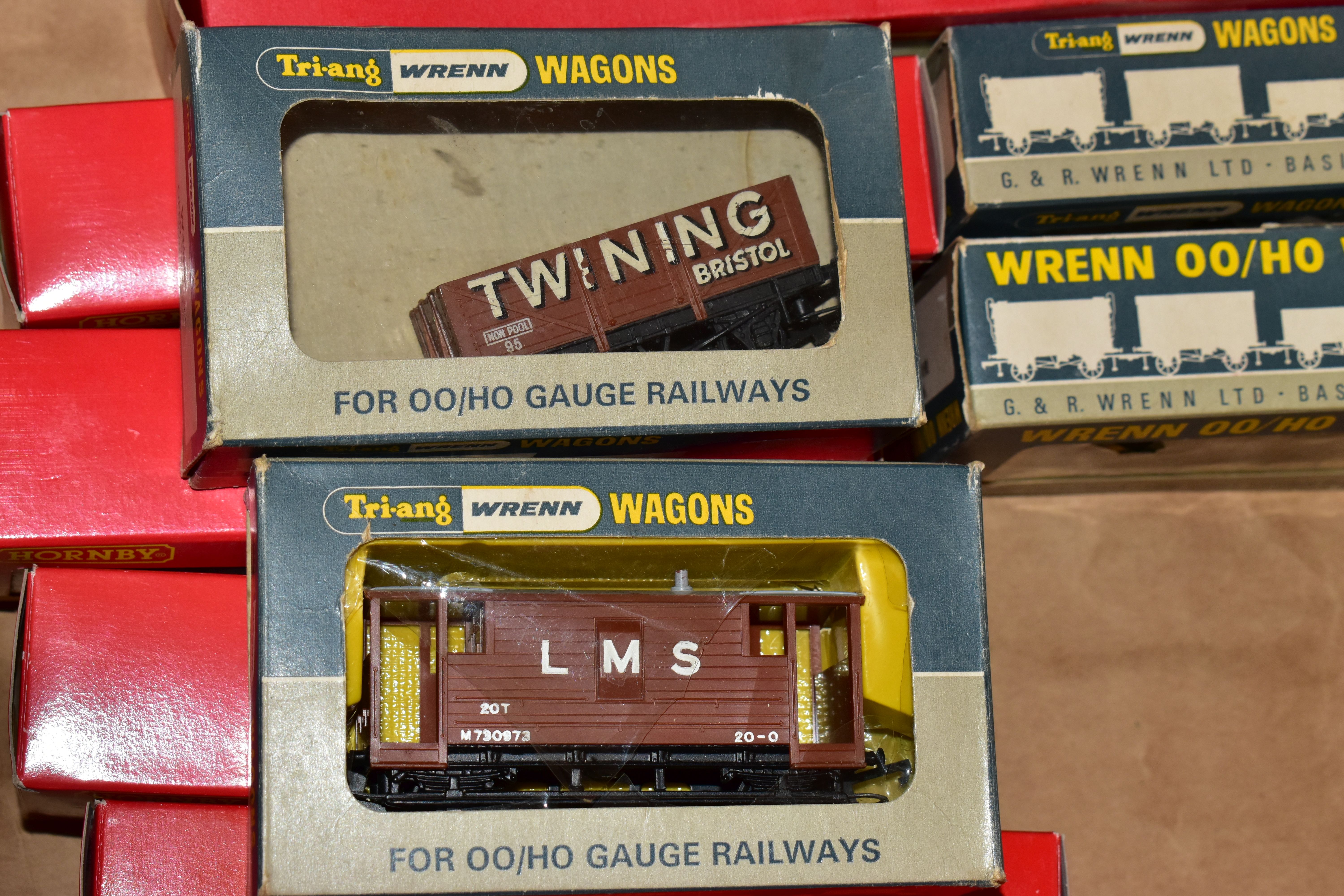 A QUANTITY OF MAINLY BOXED OO GAUGE MODEL RAILWAY ROLLING STOCK, to include boxed Tri-ang Wrenn - Image 10 of 14