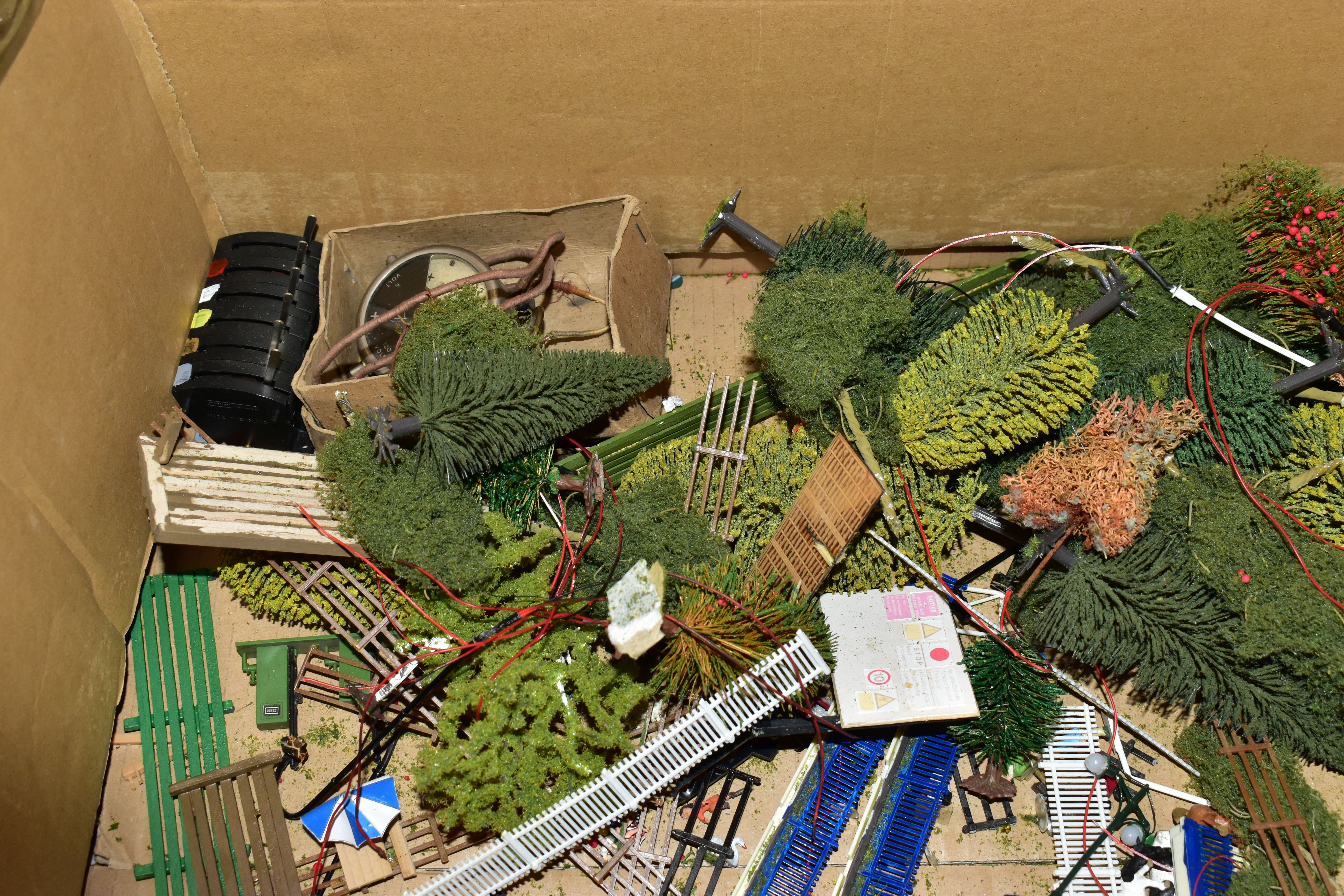 A QUANTITY OF UNBOXED AND ASSORTED OO GAUGE MODEL RAILWAY ITEMS, to include class 101 tank - Image 16 of 18