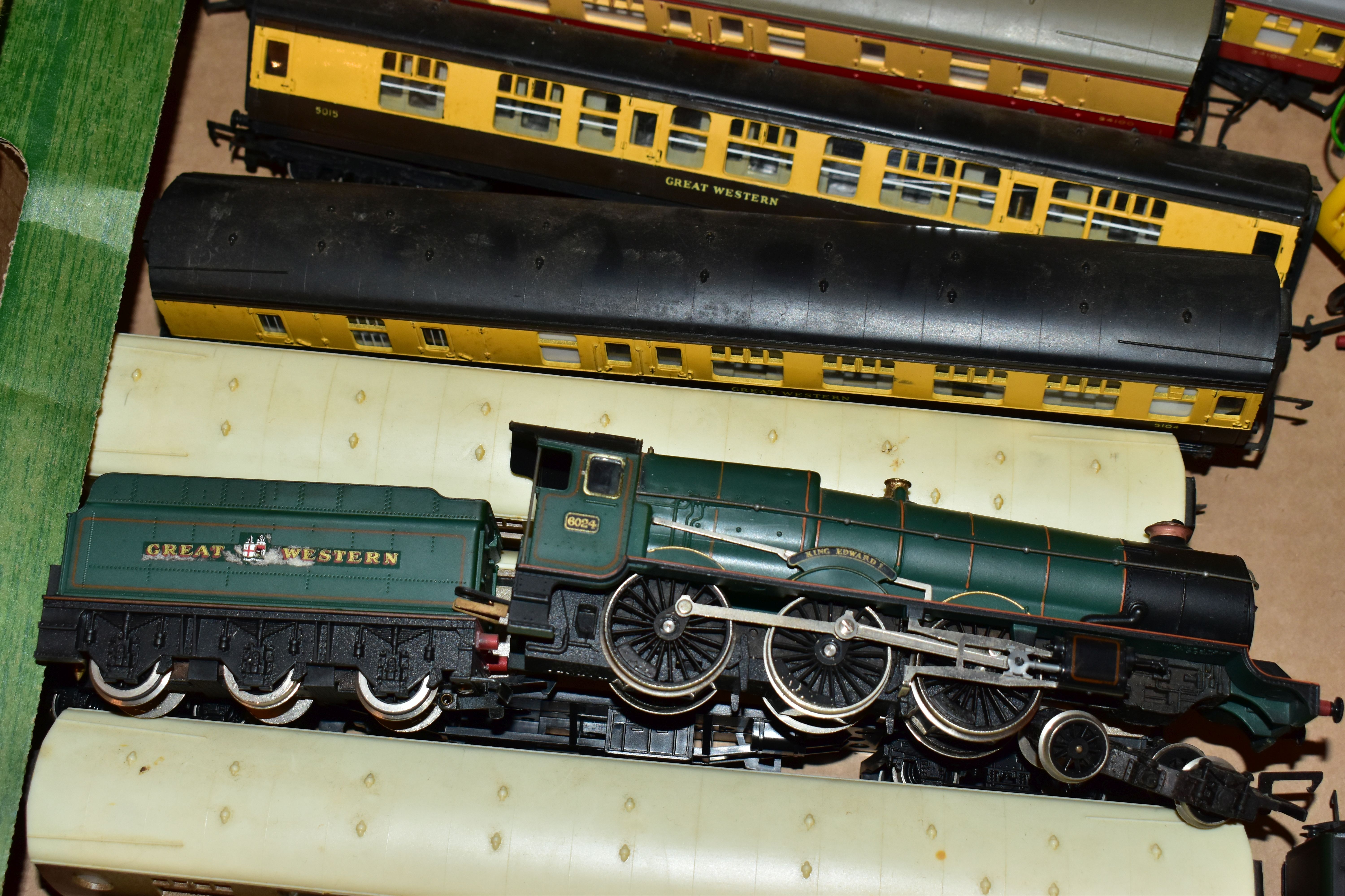 A QUANTITY OF MAINLY UNBOXED OO GAUGE MODEL RAILWAY ITEMS, locomotives to include Hornby A4 class ' - Image 15 of 21