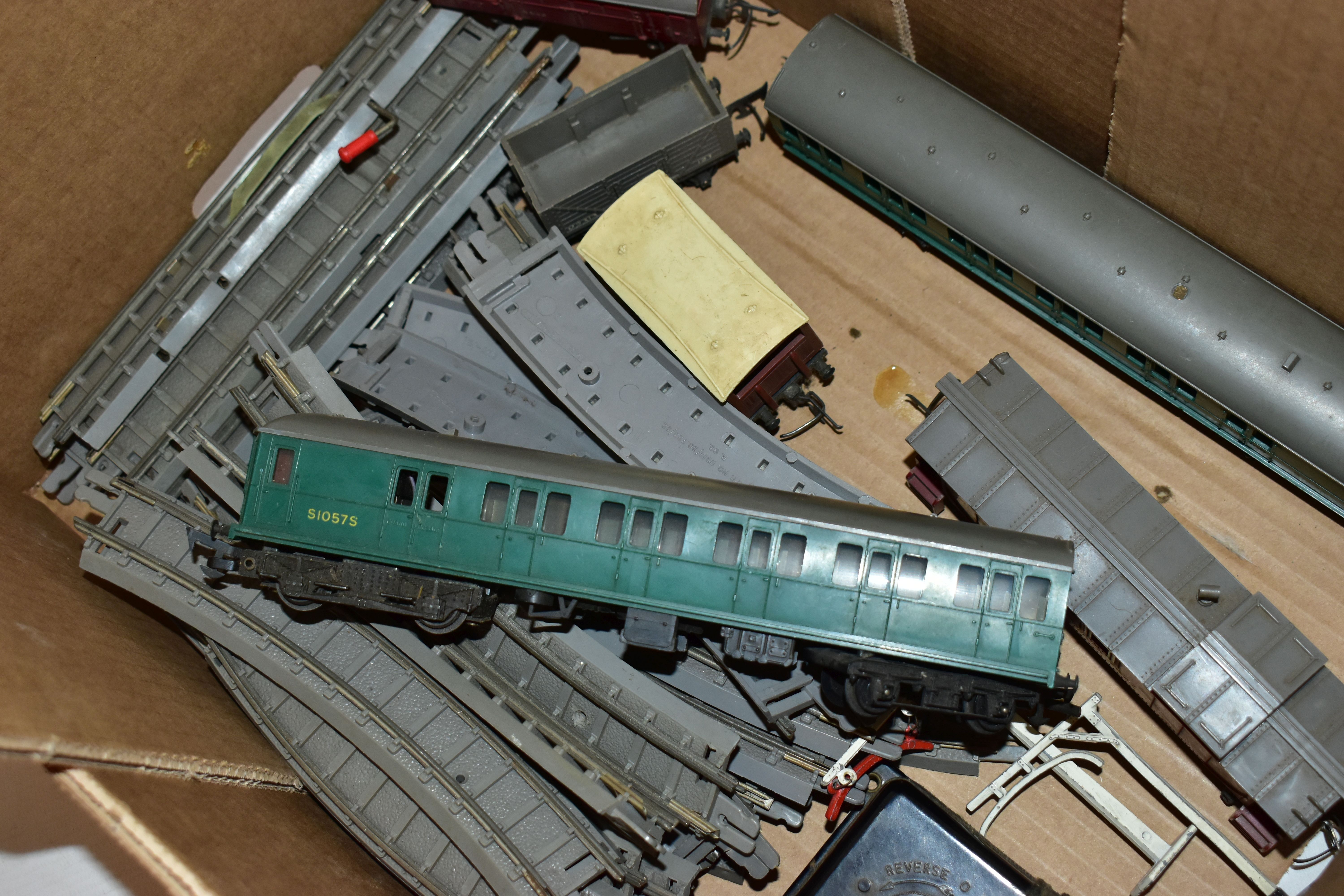 AN UNBOXED TRI-ANG RAILWAYS OO GAUGE CLASS 4-SUB TWO CAR E.M.U., No.S1052S and S1057S, version - Image 9 of 10