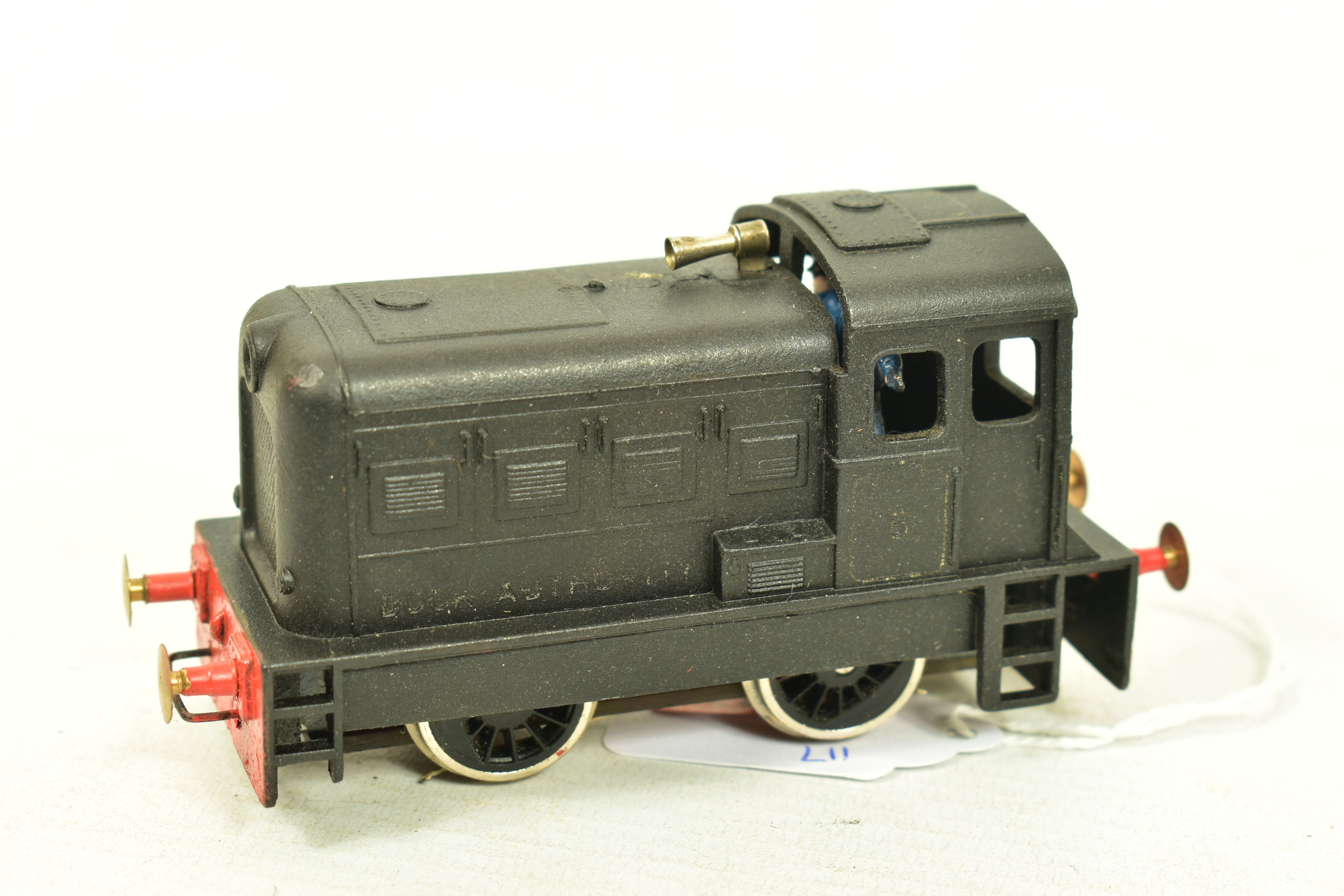 A BOXED TRI-ANG OO GAUGE TWO CAR METRO-CAMMELL D.M.U. SET, motor car No.M79079 and trailer car No. - Image 4 of 11