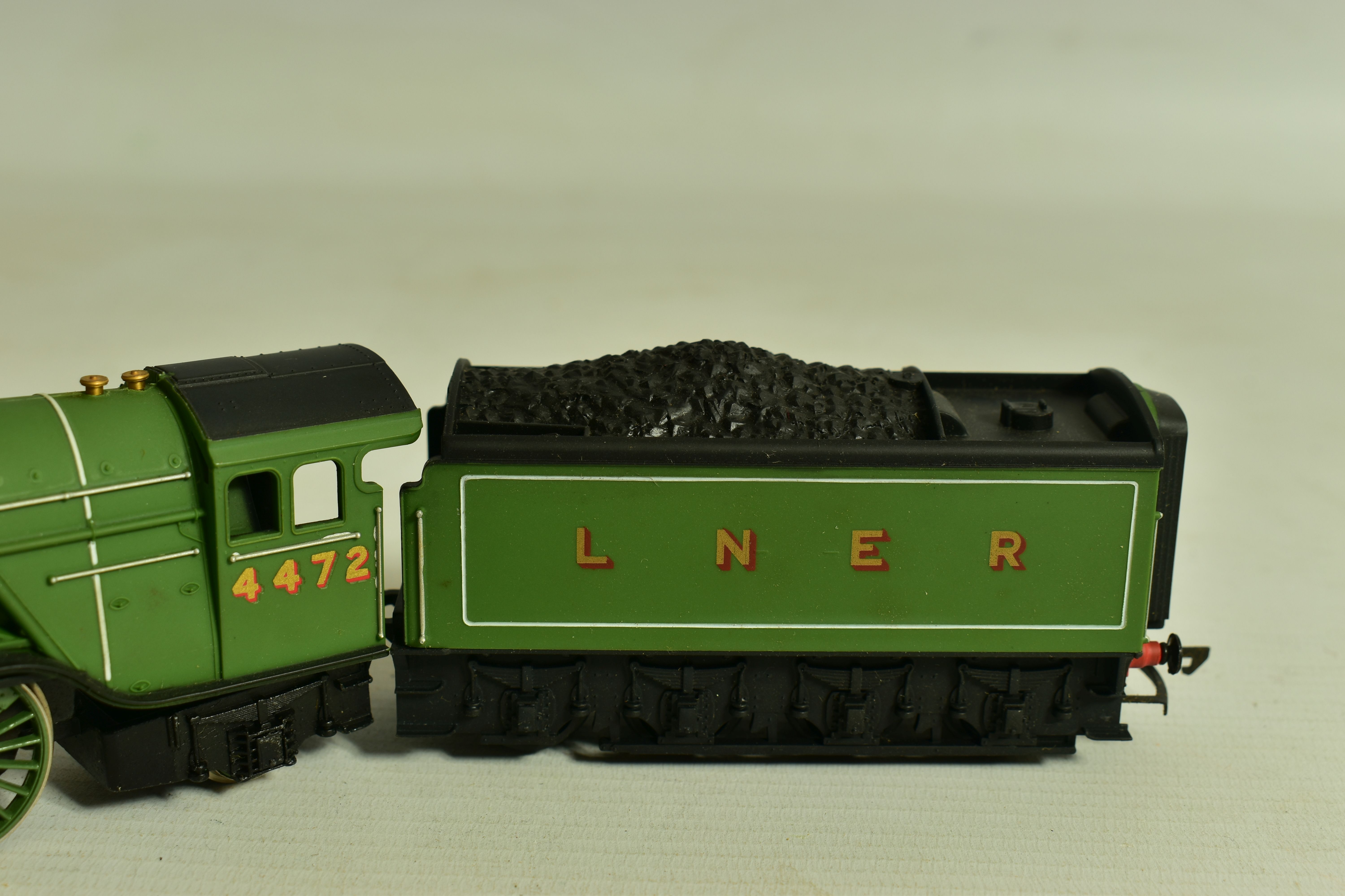 THREE BOXED HORNBY OO GAUGE LOCOMOTIVES OF L.N.E.R. ORIGIN, class B17 'Manchester United' No. - Image 10 of 10