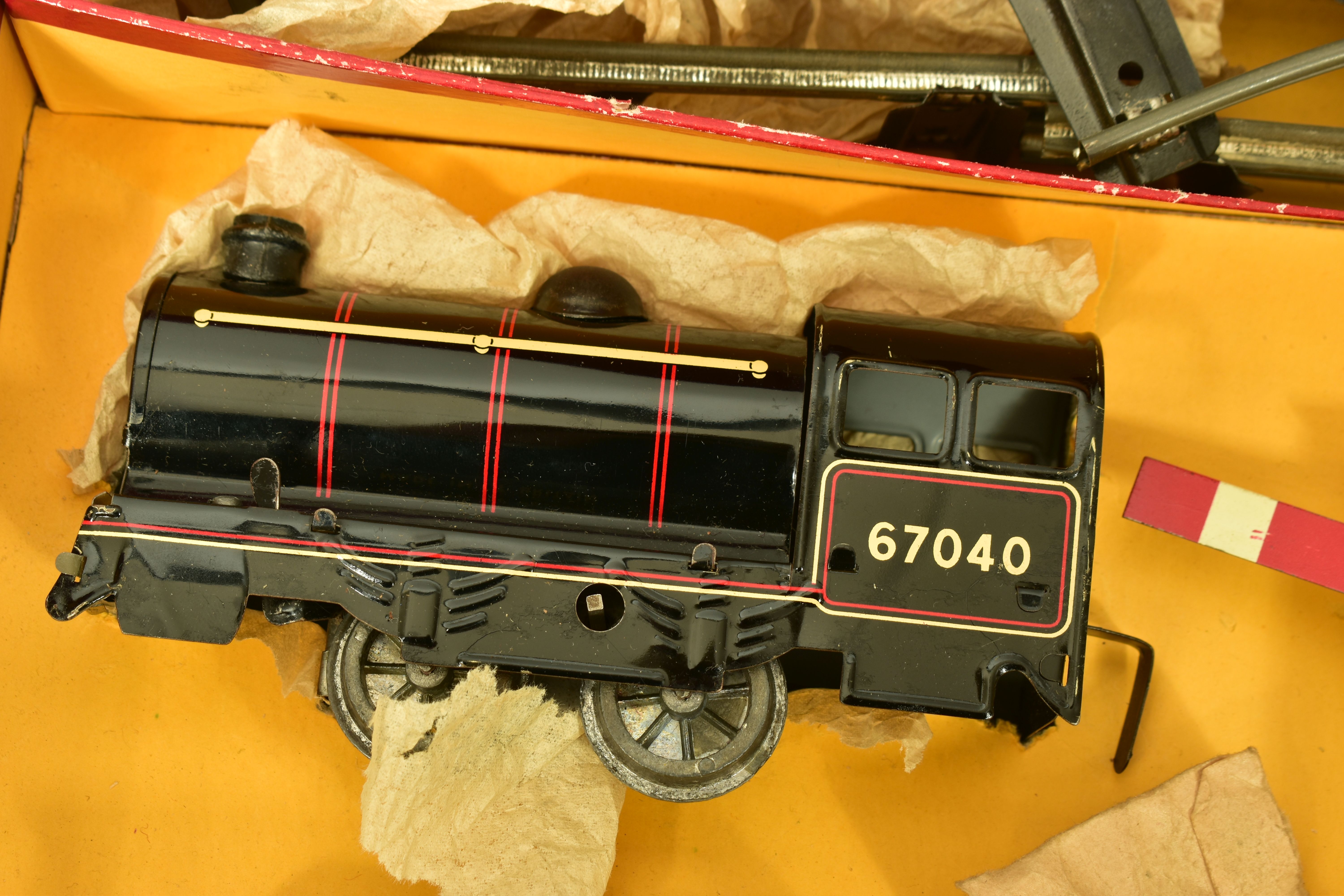 A BOXED BRIMTOY O GAUGE CLOCKWORK TRAIN SET, has 8/8 stamped on lid, locomotive and tender No.67040, - Image 4 of 11