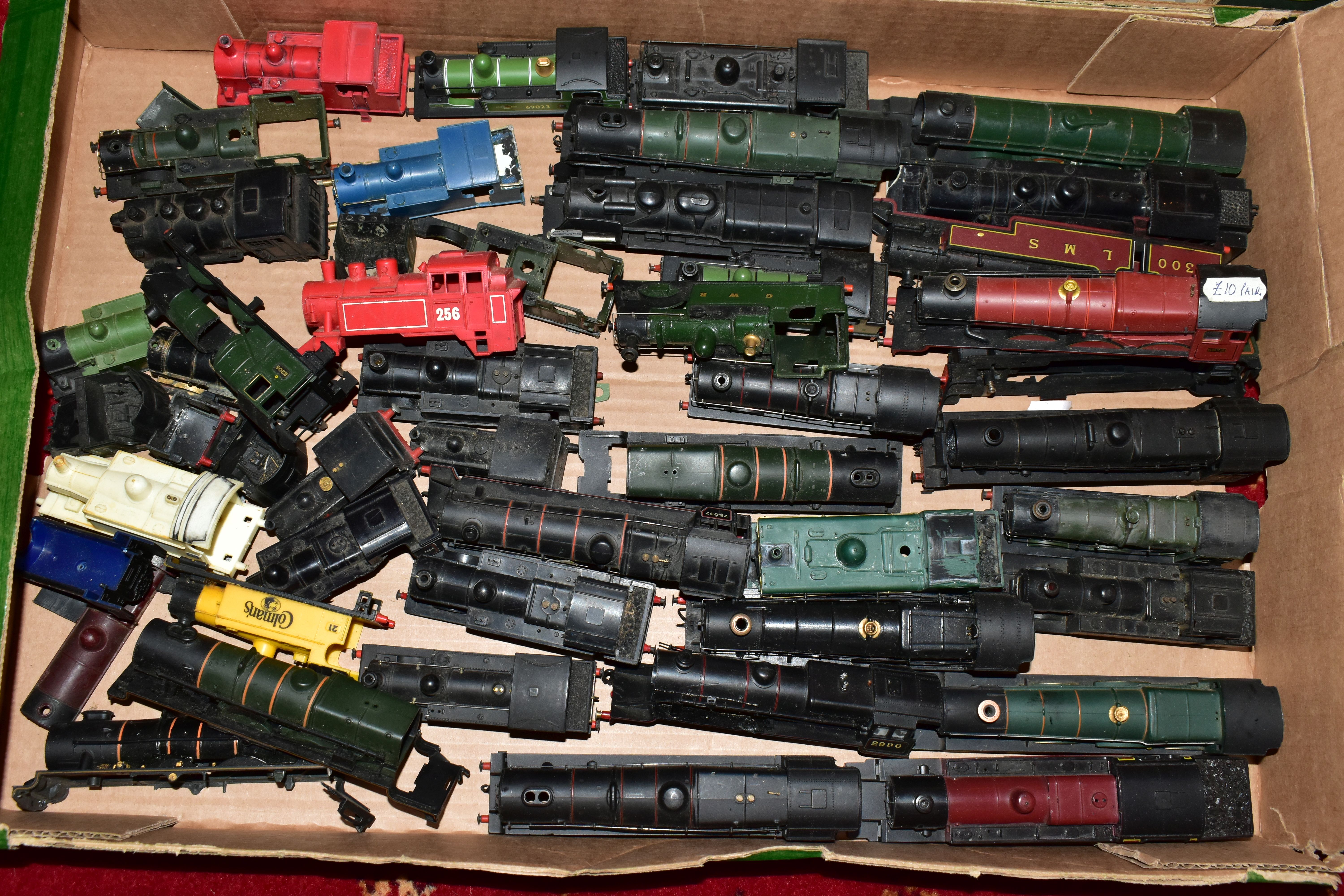 A OO GAUGE LOCOMOTIVE AND TENDER BODY SCRAP YARD, assorted bodyshells to include Hornby Dublo, Bec - Image 16 of 22